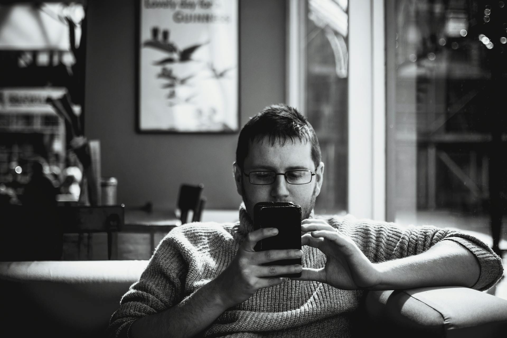 Un hombre haciendo scroll en su teléfono | Fuente: Pexels
