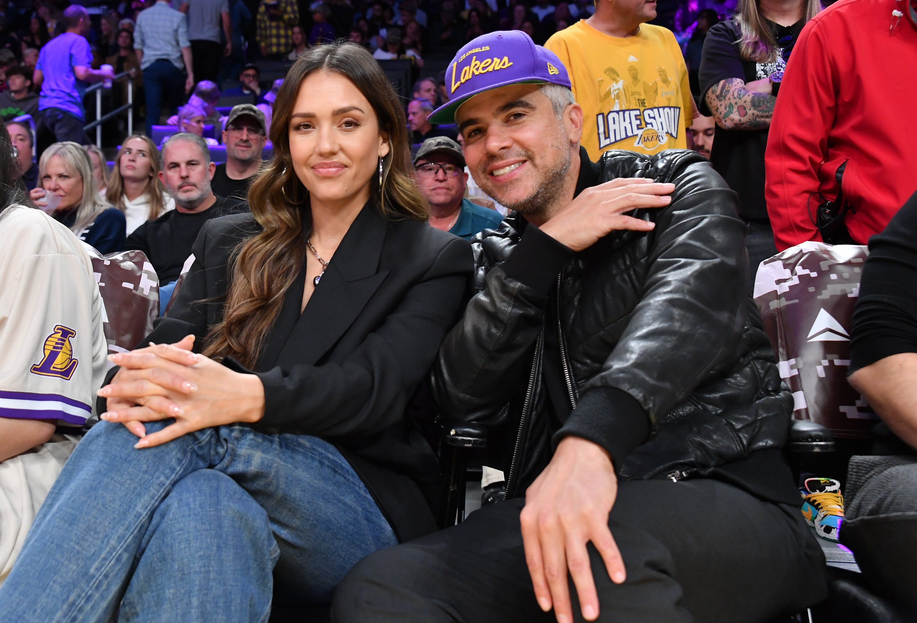 Jessica Alba y Cash Warren en un partido de baloncesto en el Crypto.com Arena el 10 de noviembre de 2024, en Los Ángeles, California | Fuente: Getty Images