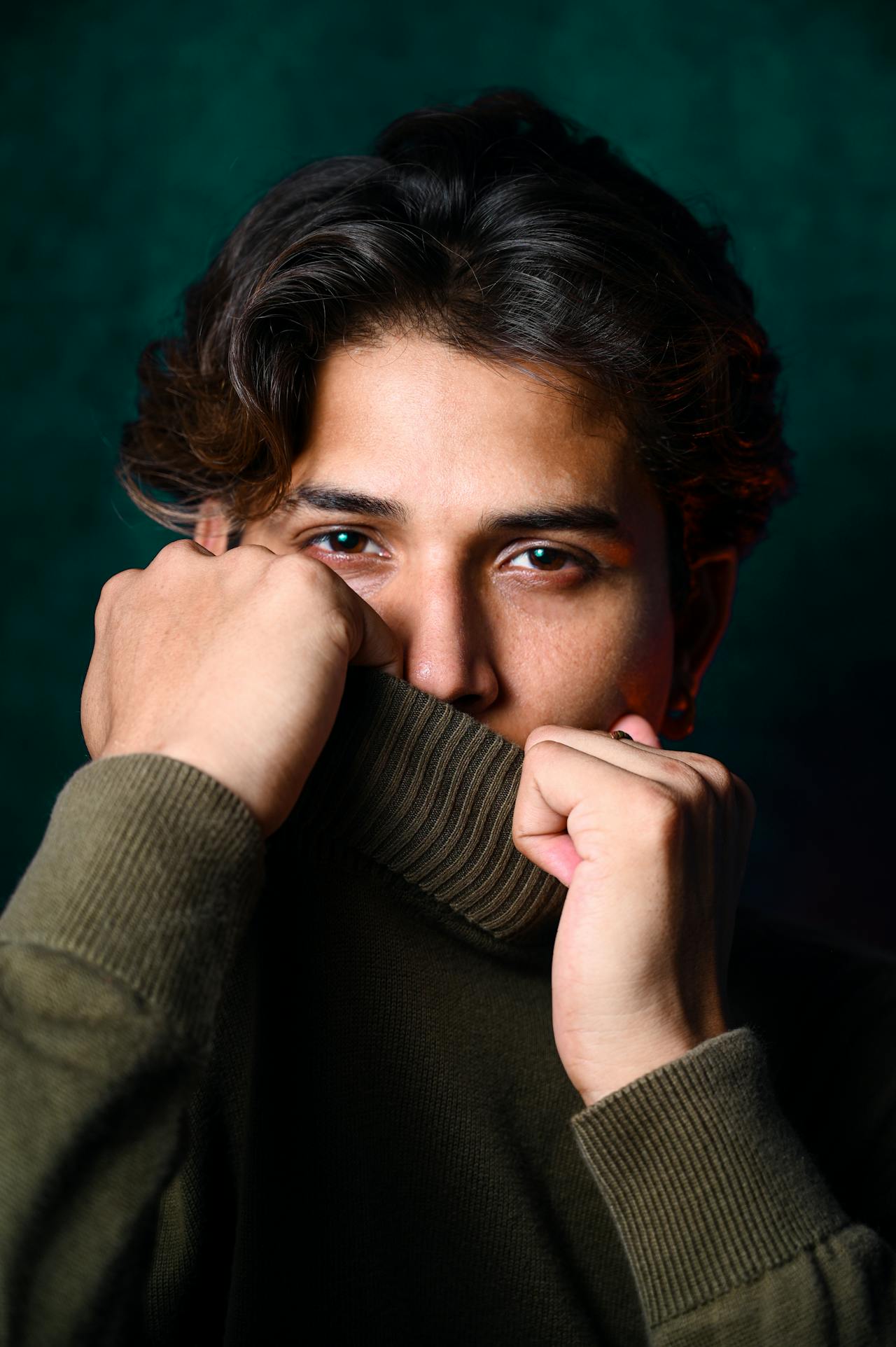 Un joven con un suéter verde | Fuente: Pexels