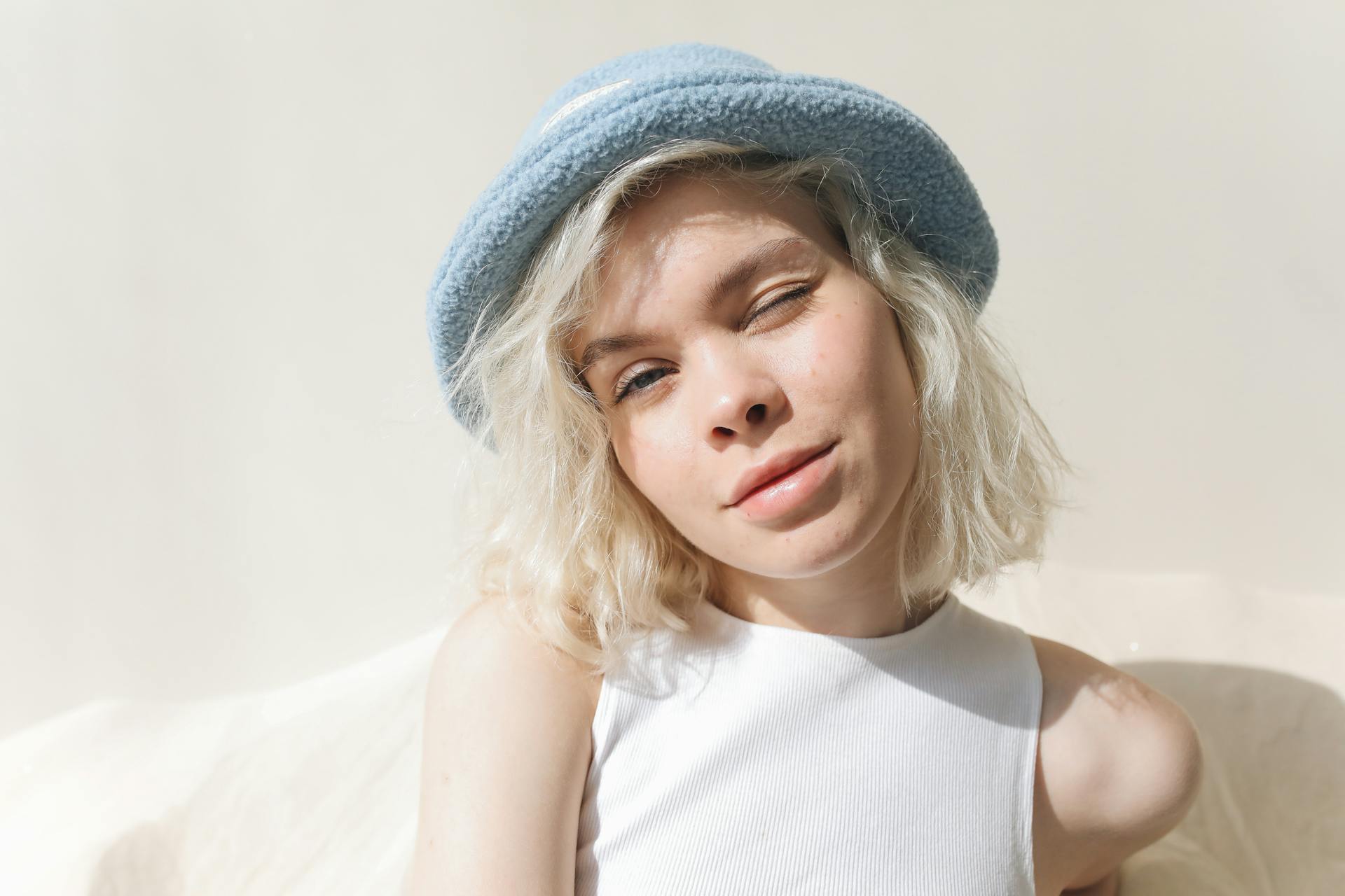 Una adolescente guiñando un ojo a alguien | Fuente: Pexels