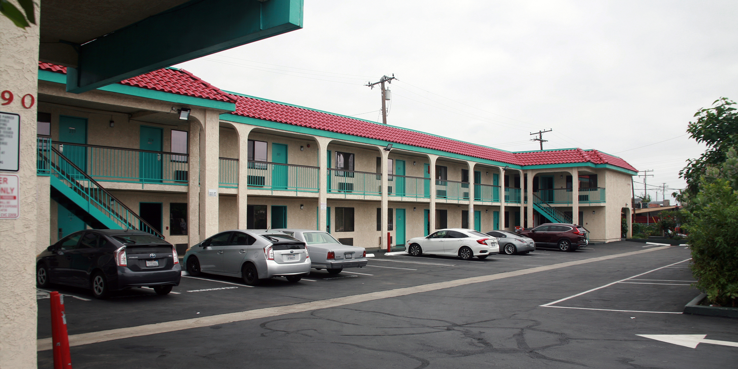 Automóviles aparcados en un motel | Fuente: Shutterstock