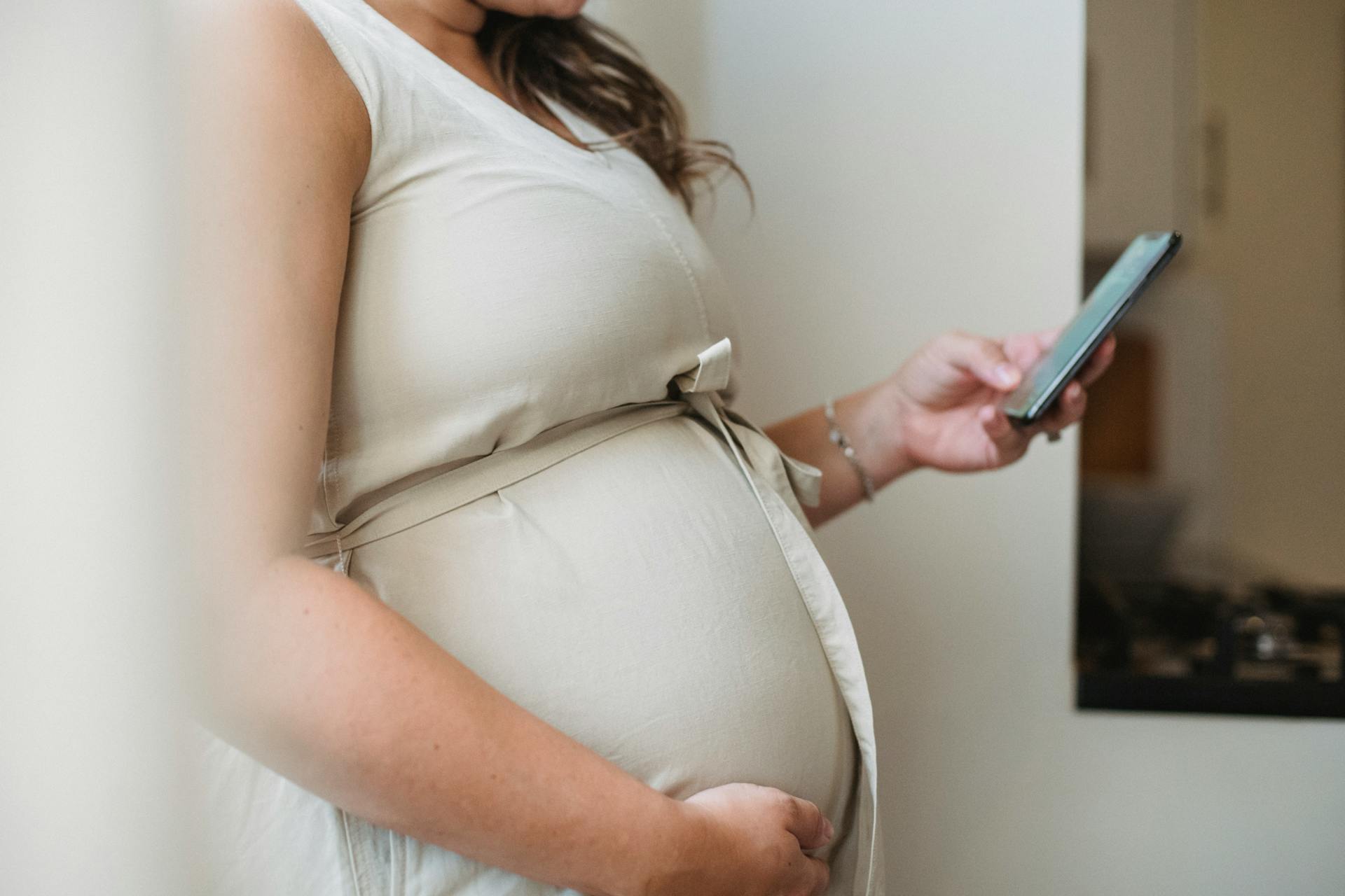 Una mujer embarazada usando su teléfono | Fuente: Pexels