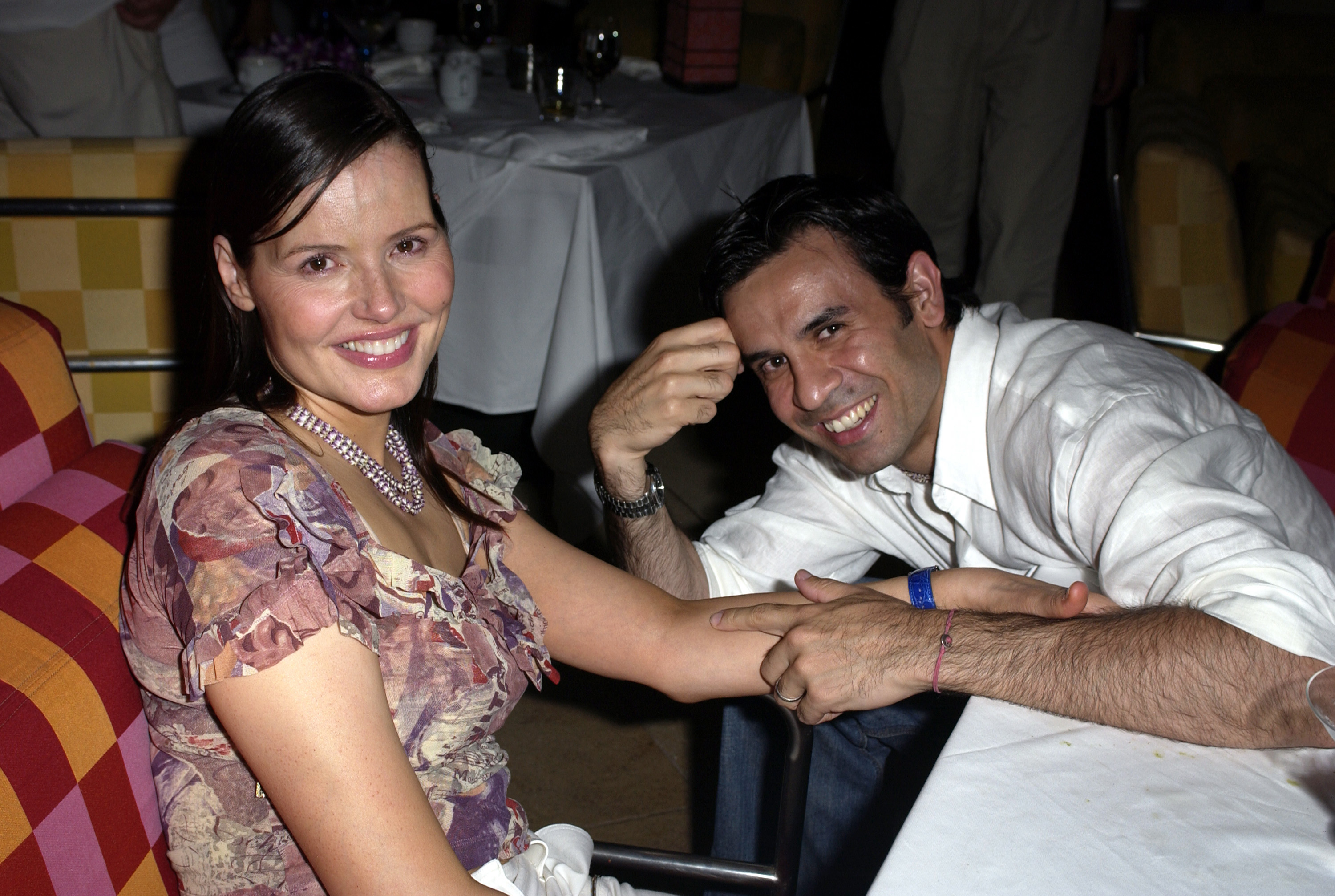 Geena Davis y Reza Jarrahy durante el Festival de Cine de Maui 2003, el 12 de junio | Fuente: Getty Images