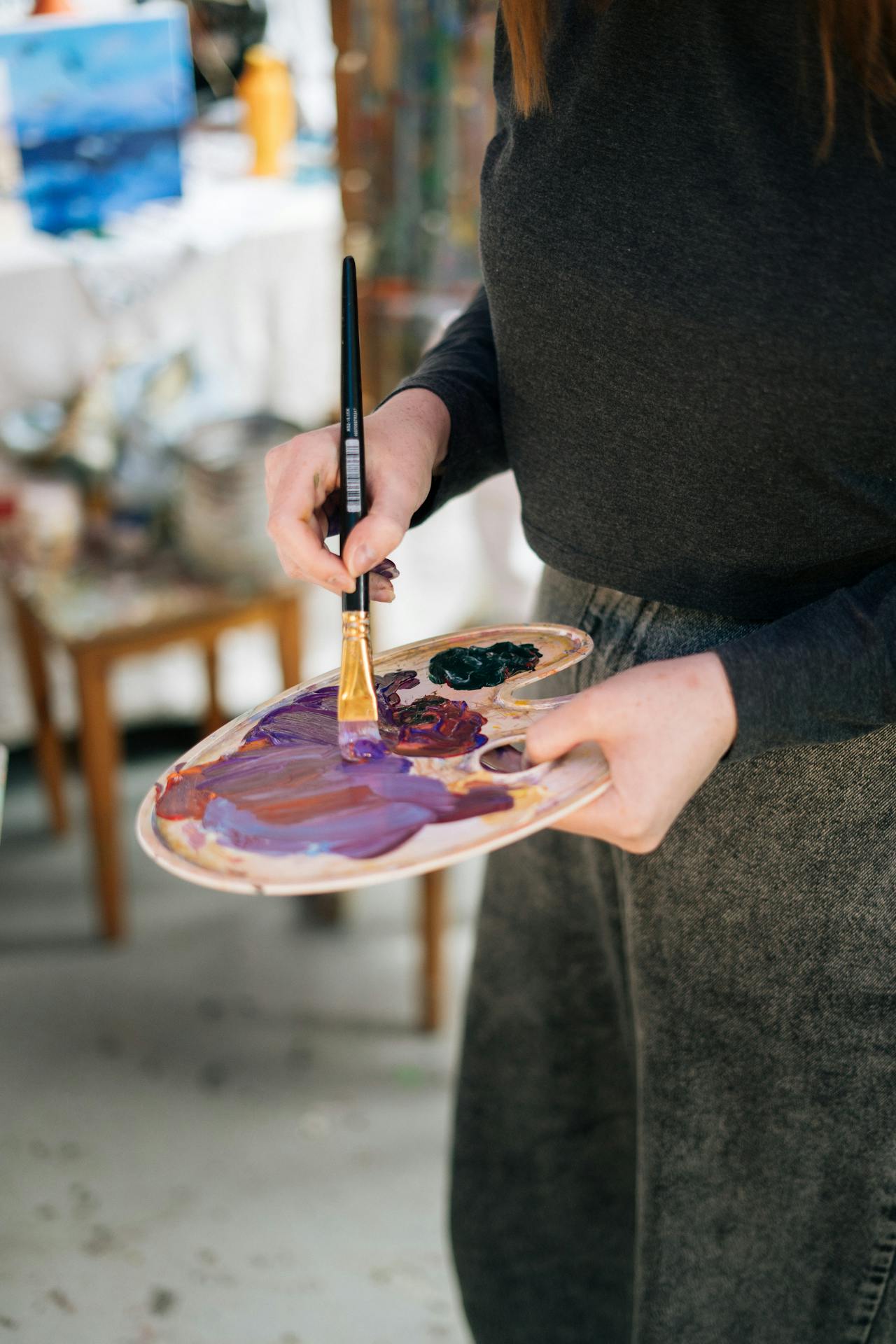Una mujer con una paleta de pintura y un pincel | Fuente: Pexels