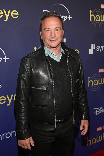 El copresidente de Marvel Studios, Louis D'Esposito, asistió al evento de lanzamiento de "Hawkeye" en Los Ángeles, realizado en el Teatro El Capitán de Hollywood, California, el 17 de noviembre de 2021 | Fuente: Getty Images