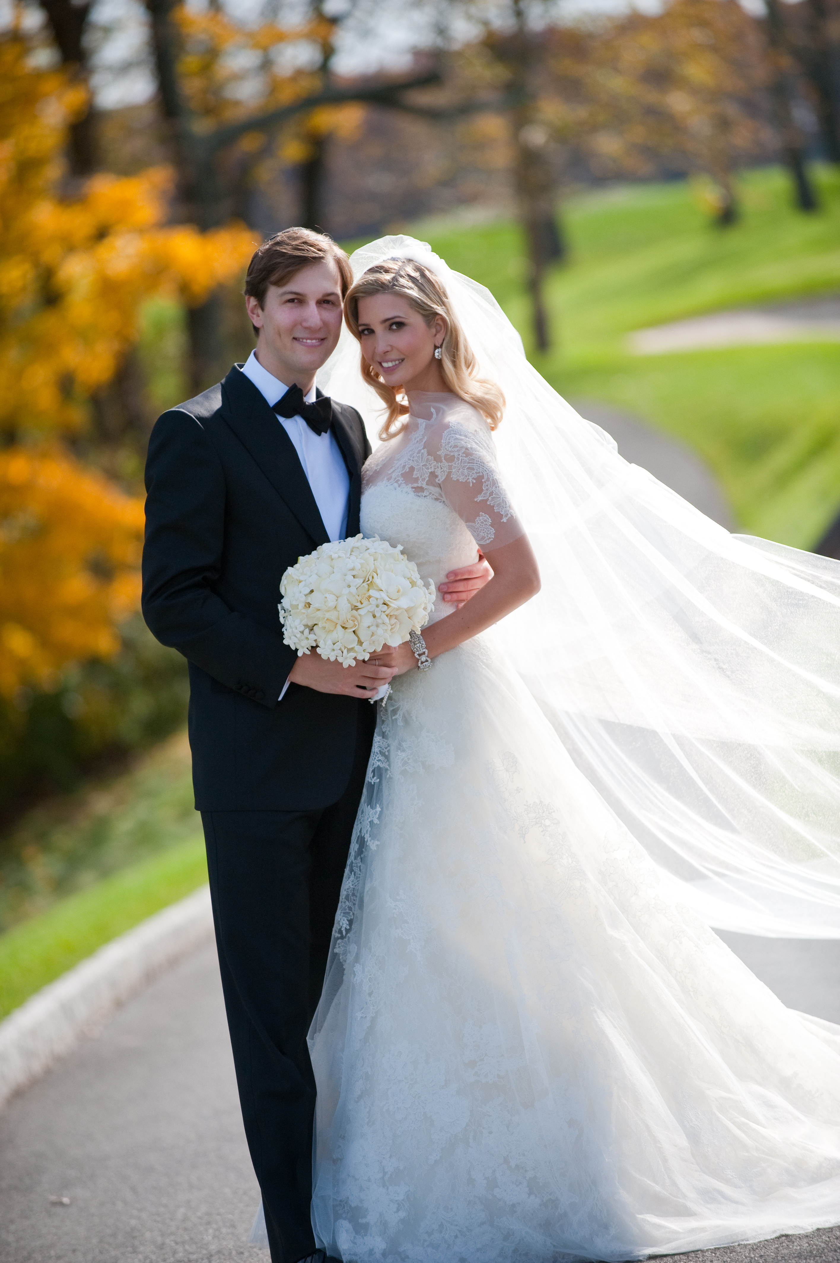 Jared Kushner e Ivanka Trump asisten a su boda en el Trump National Golf Club el 25 de octubre de 2009, en Bedminster, Nueva Jersey. | Fuente: Getty Images