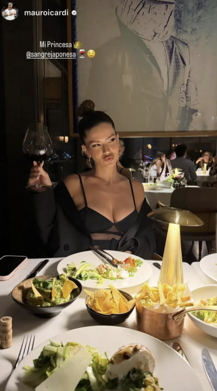 Publicación de Mauro Icardi en la que muestra a La China Suárez en un restaurant tomando vino | Fuente: Instagram Stories/mauroicardi