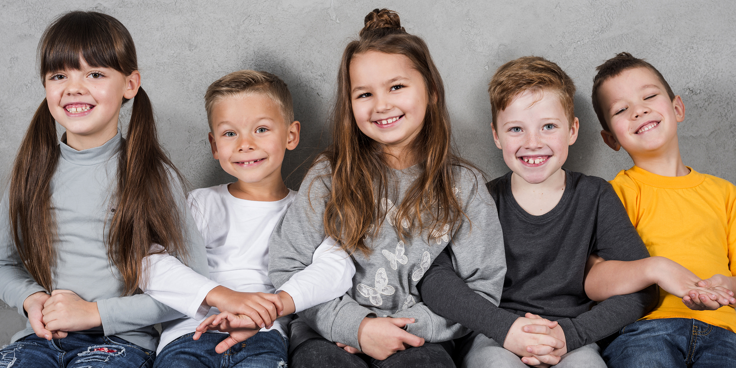 Cinco niños sentados juntos | Fuente: Freepik