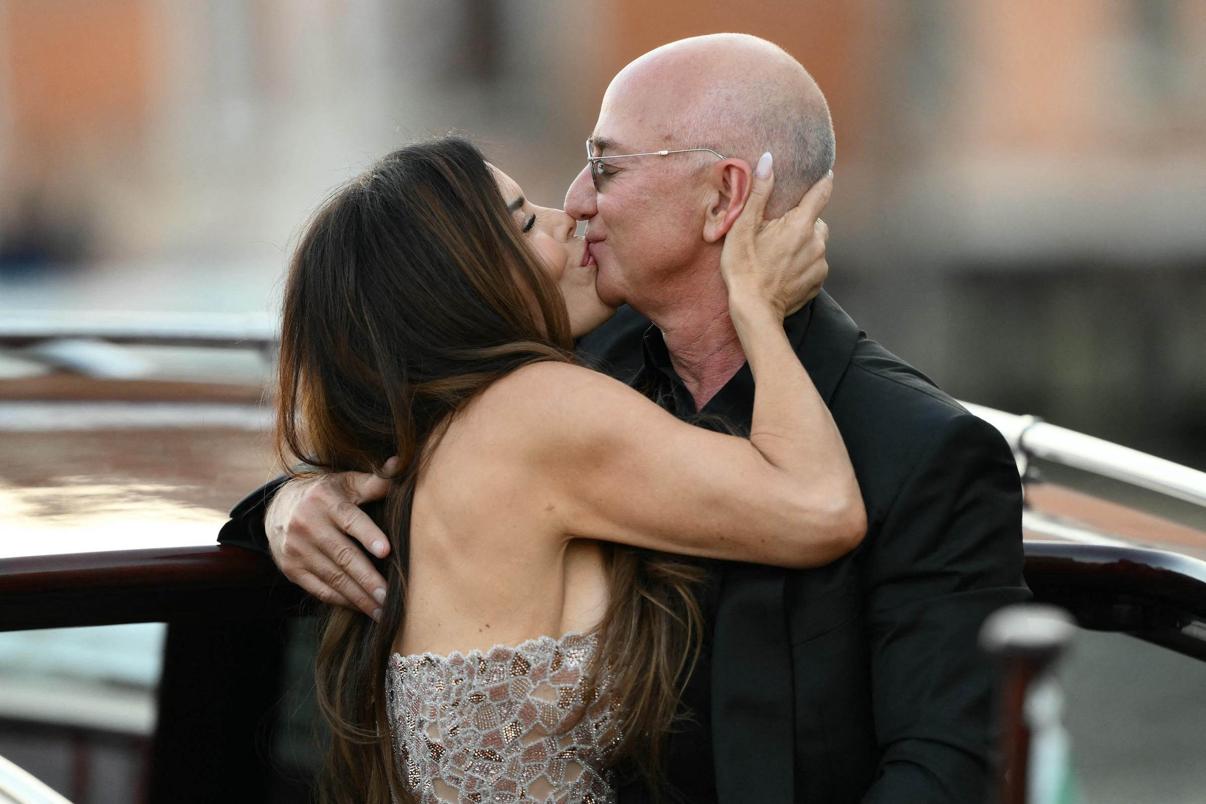 Jeff Bezos y Lauren Sánchez compartiendo un beso en el exterior del Hotel Aman de Venecia | Fuente: Getty Images