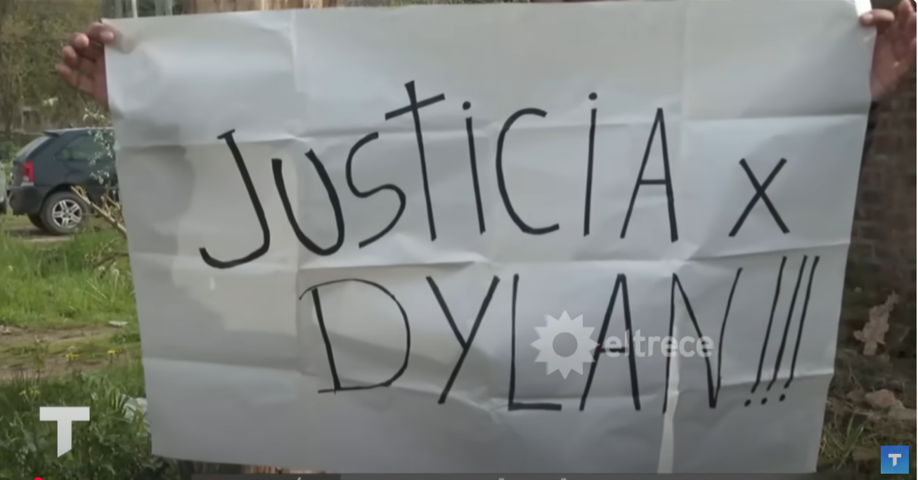 Cartel en el que exigen justicia por la muerte de Dilan Joel Insfrán | Fuente: YouTube/Telenoche