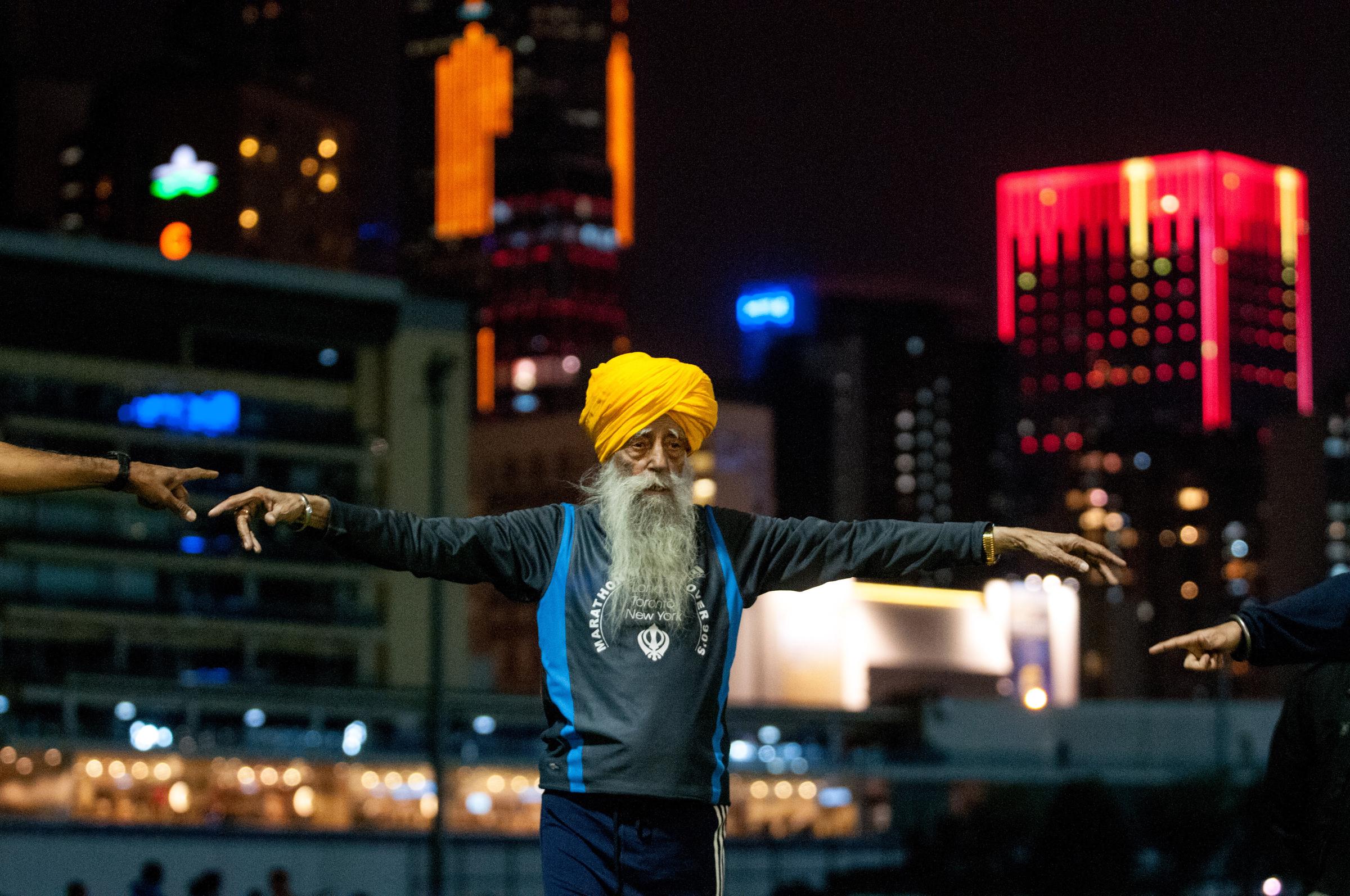 Fauja Singh calentando antes del Maratón de Hong Kong el 22 de febrero de 2013. | Fuente: Getty Images