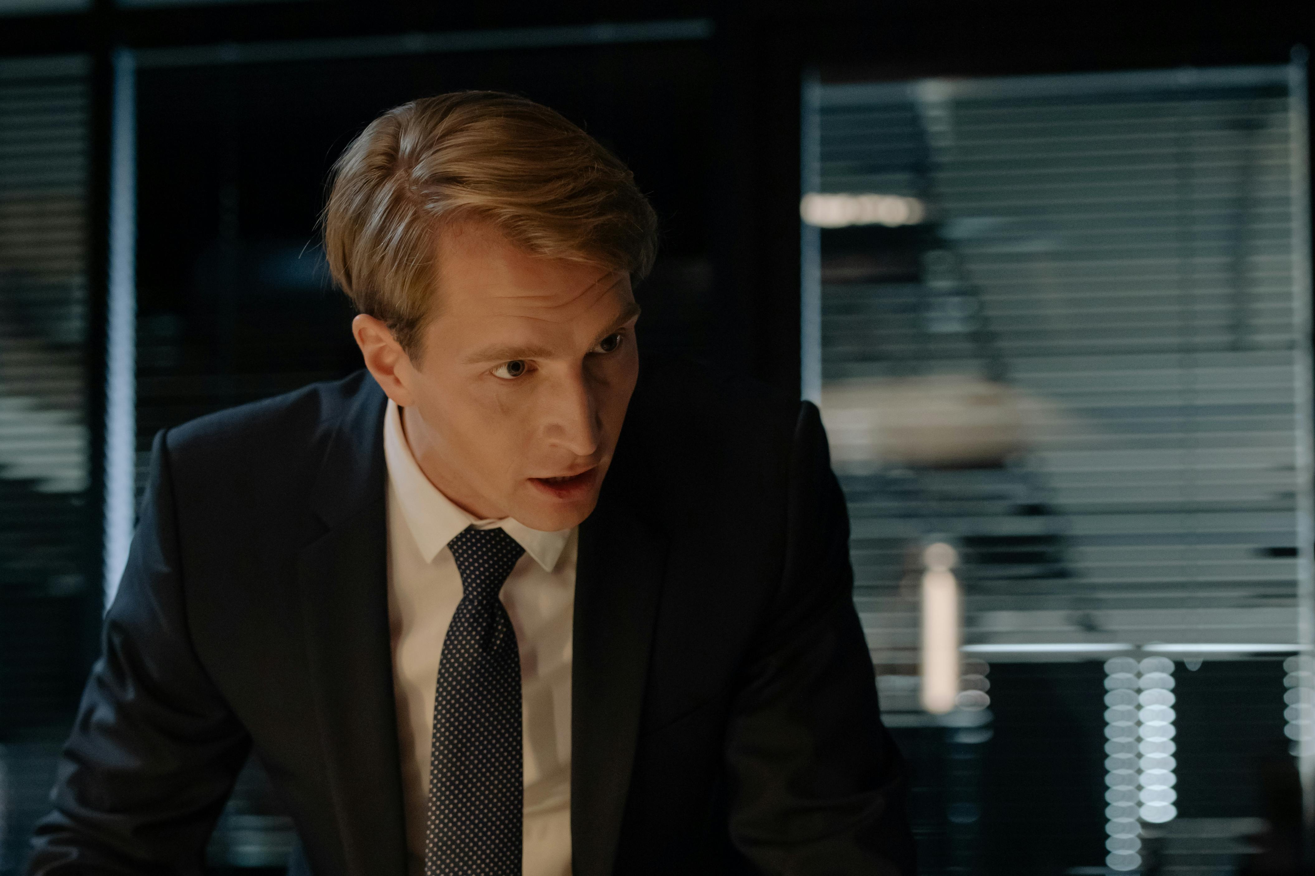 Un hombre serio con traje | Fuente: Pexels