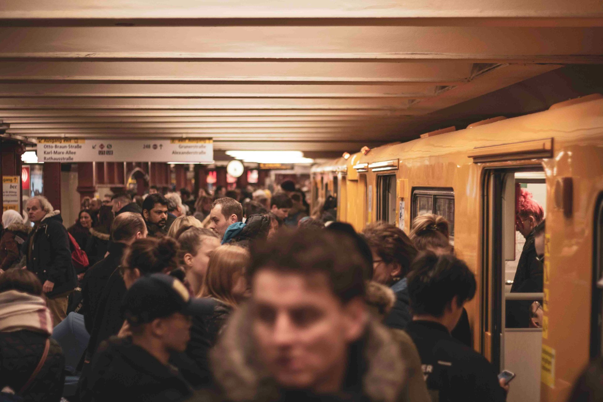 Una estación de metro abarrotada | Fuente: Unsplash