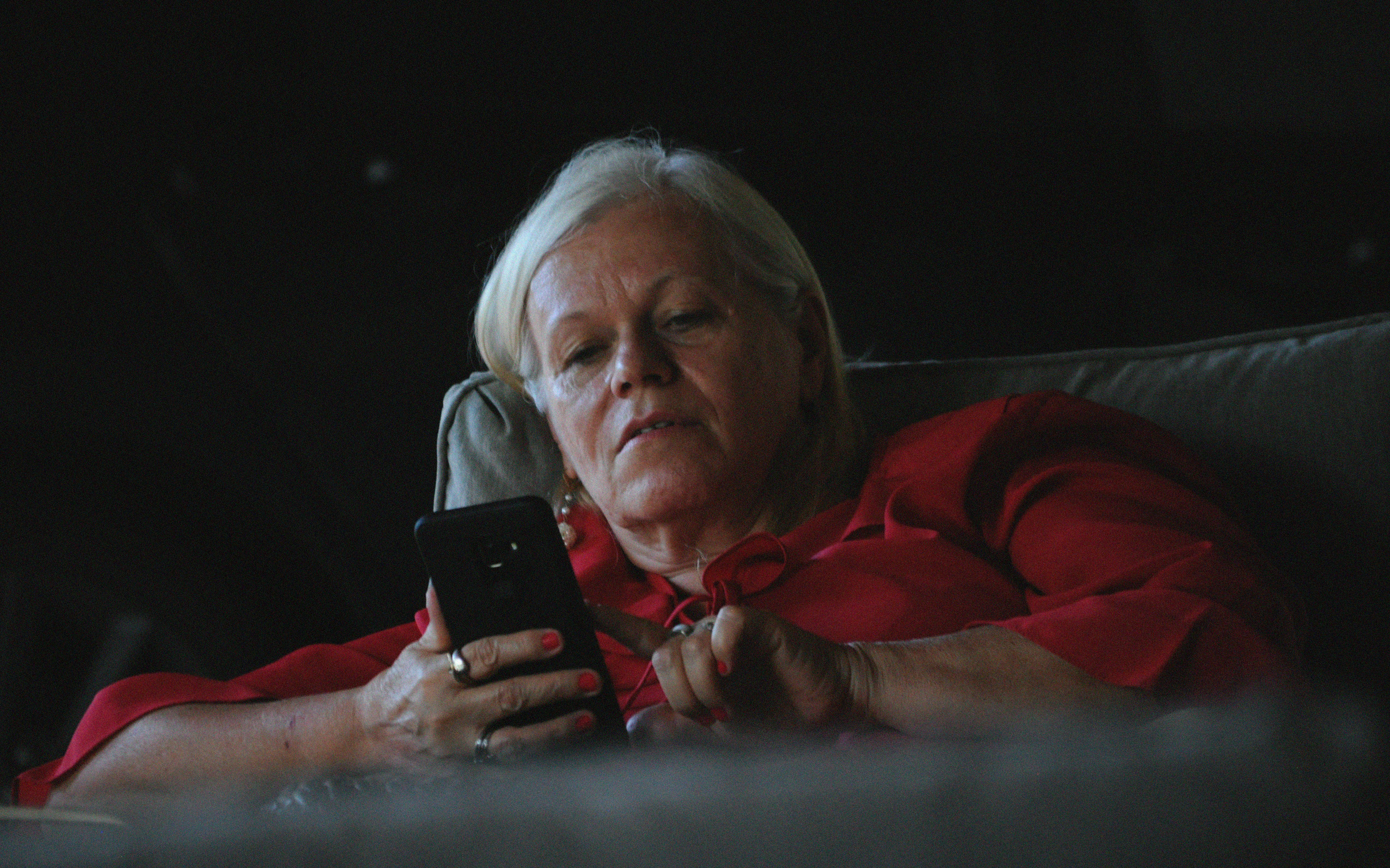 Una mujer alterada usando su teléfono | Fuente: Unsplash