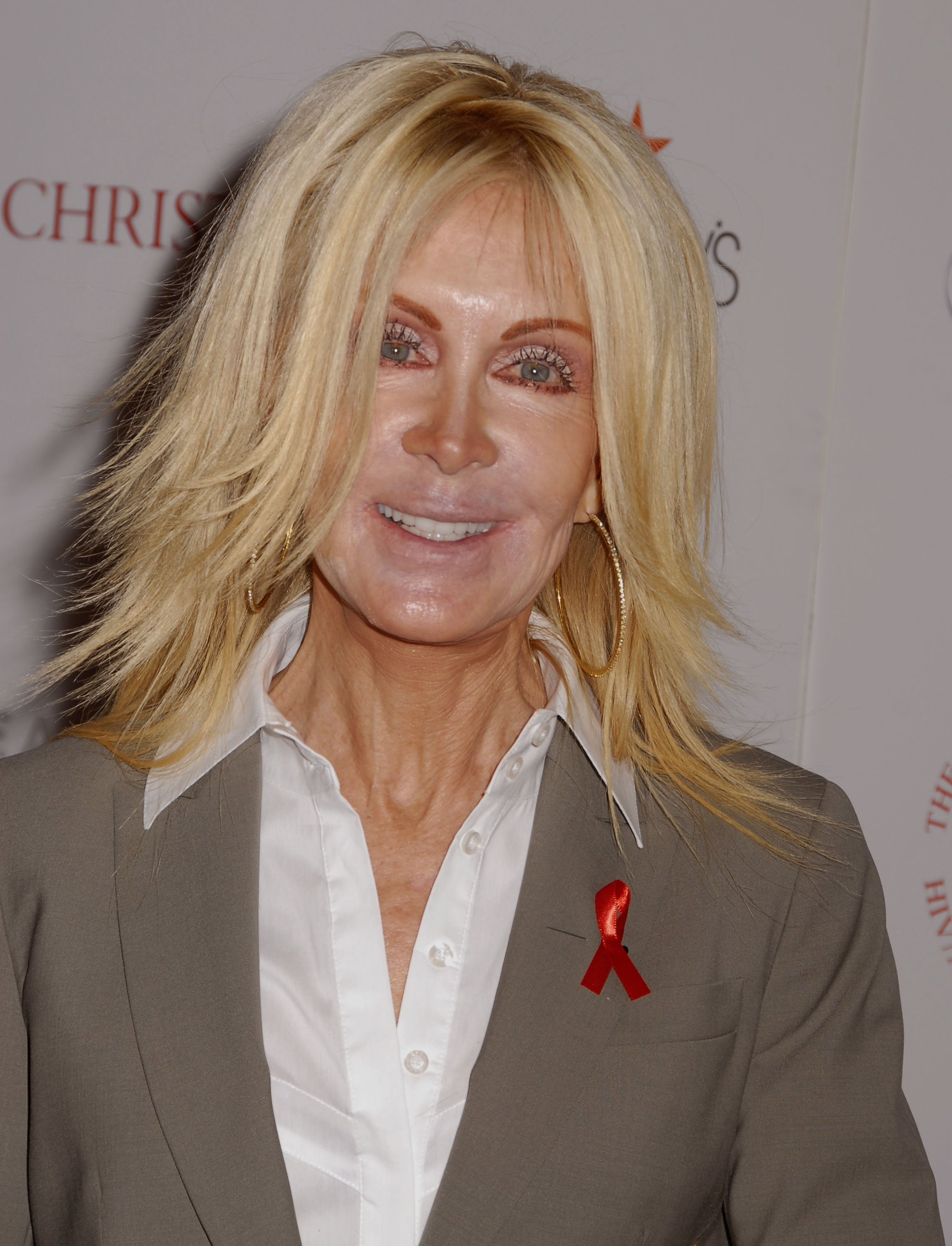 Joan Van Ark llega a "Cartas de Amor" de A.R. Gurney, protagonizada por Dame Elizabeth Taylor y James Earl Jones, el 1 de diciembre de 2007 en Los Ángeles, California. | Fuente: Getty Images.