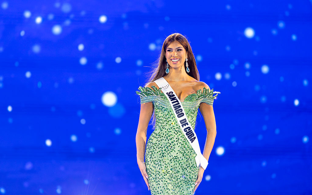Lina Luaces, representando a Santiago de Cuba, camina por el escenario mientras compite en el certamen de belleza Miss Universe Cuba 2025 en el Milander Park, el martes 8 de julio de 2025, en Hialeah, Florida. | Foto: Getty Images