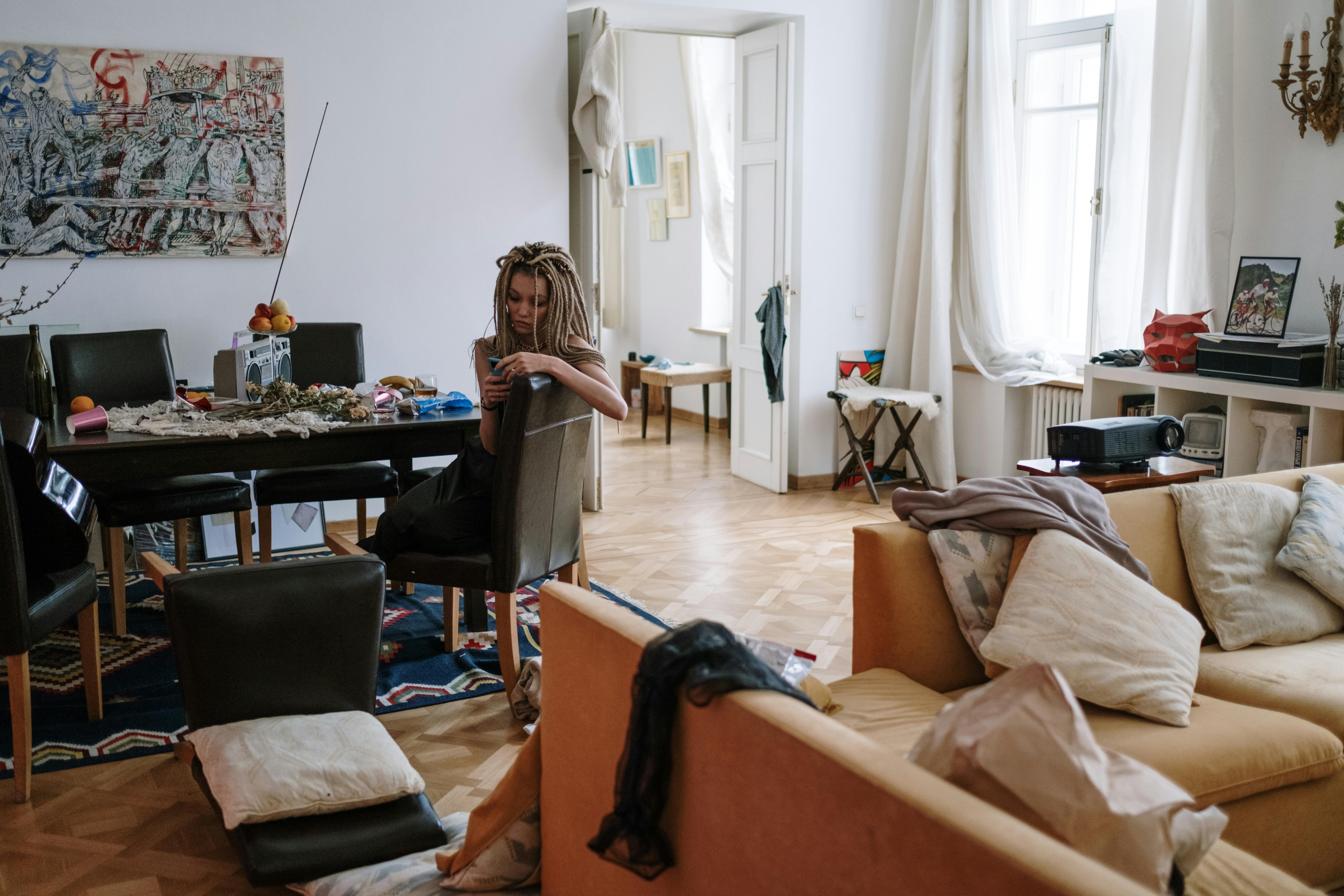 Una mujer en una casa desordenada | Fuente: Pexels