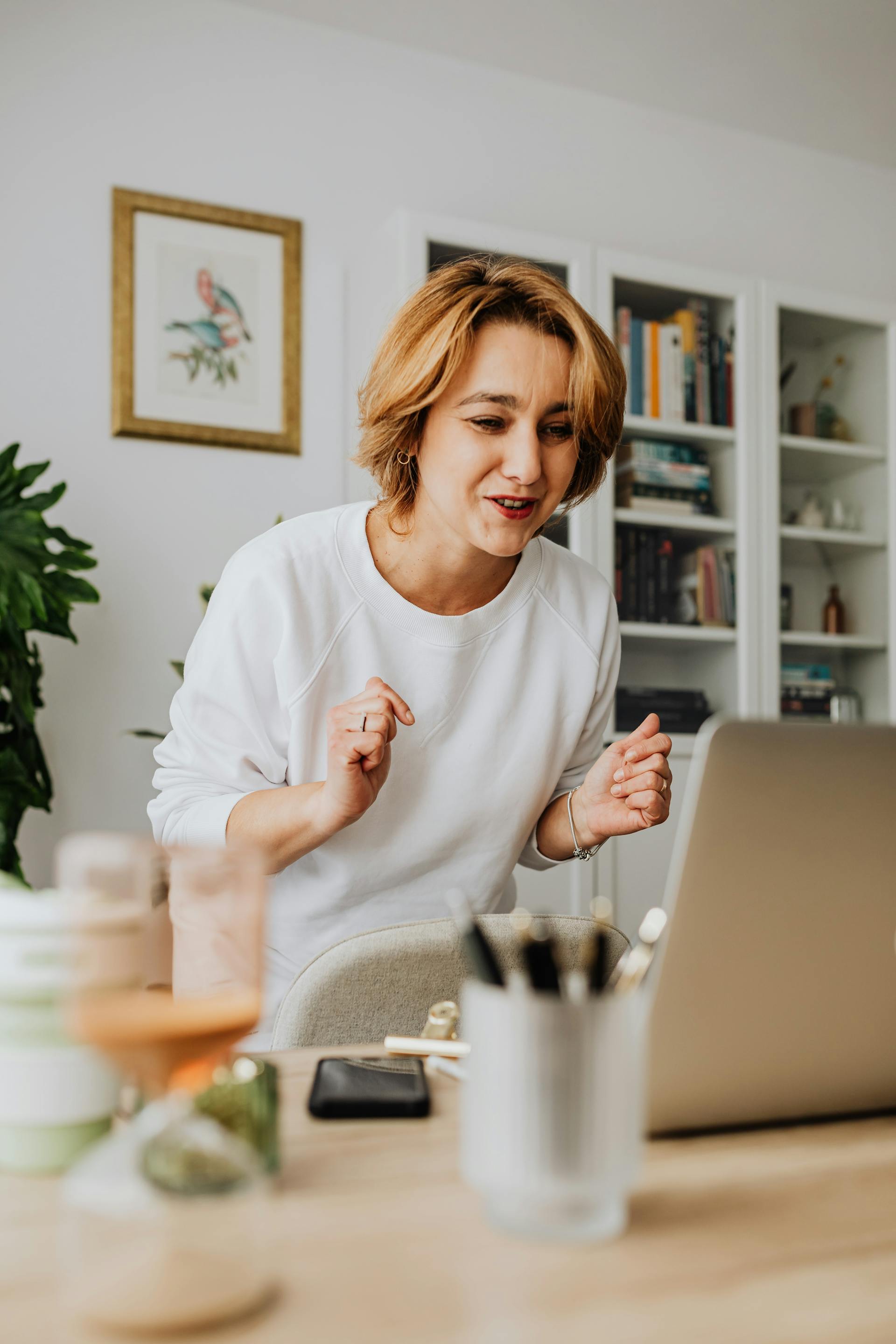 Una mujer emocionada planificando un evento | Fuente: Pexels