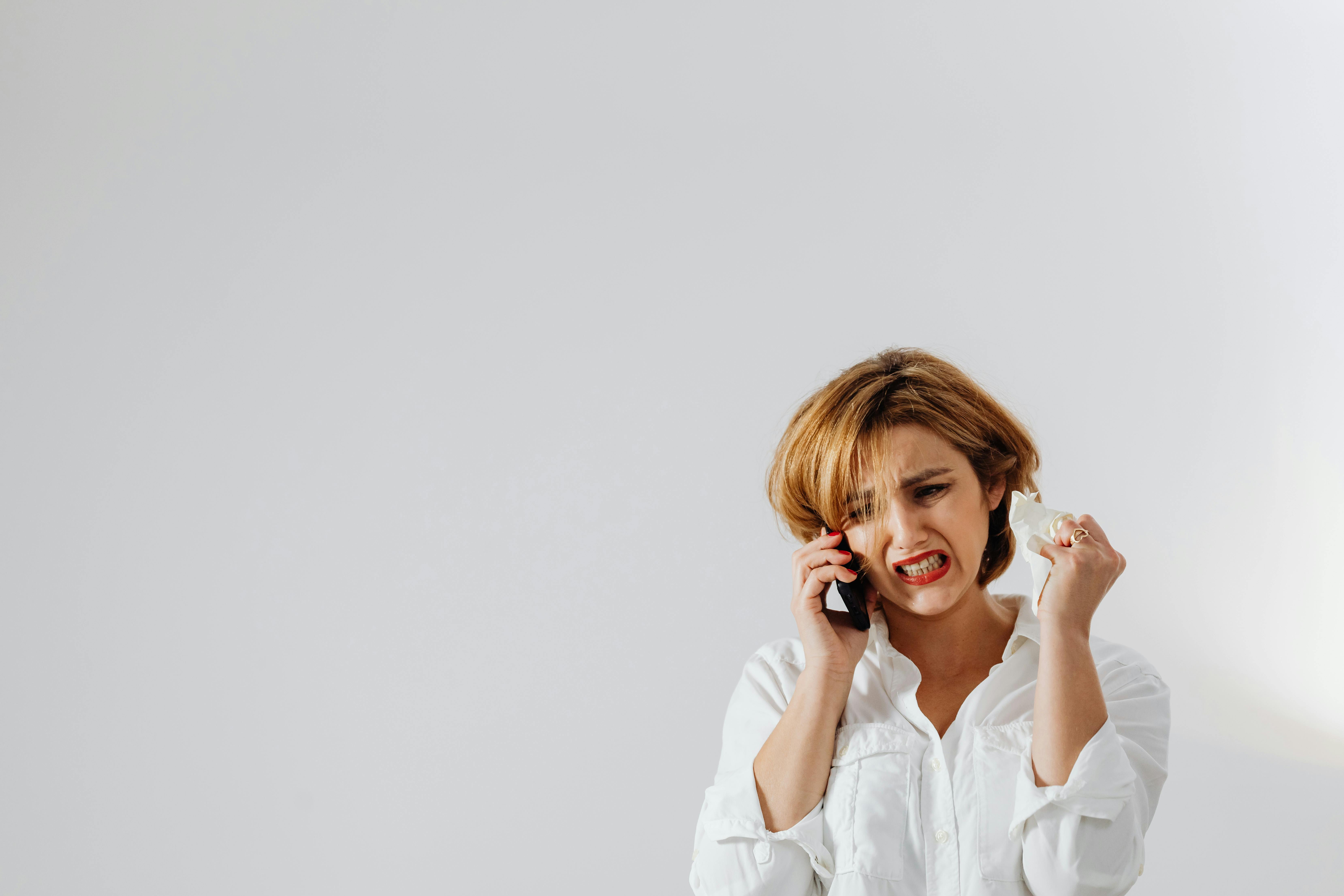 Una mujer alterada hablando por teléfono | Fuente: Pexels