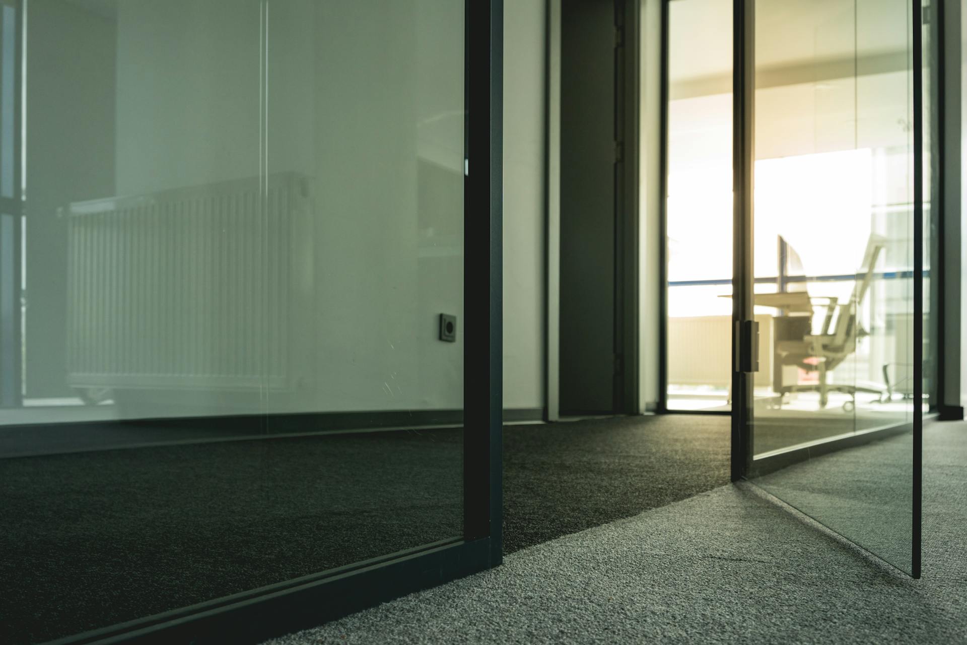 Puertas de cristal en una oficina | Fuente: Pexels