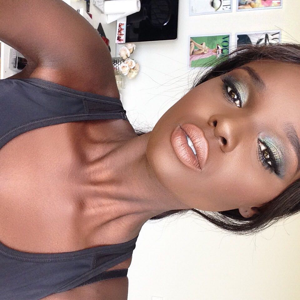 Nyadak "Duckie" Thot posando con maquillaje el 17 de diciembre de 2015 | Fuente: Instagram/duckiethot