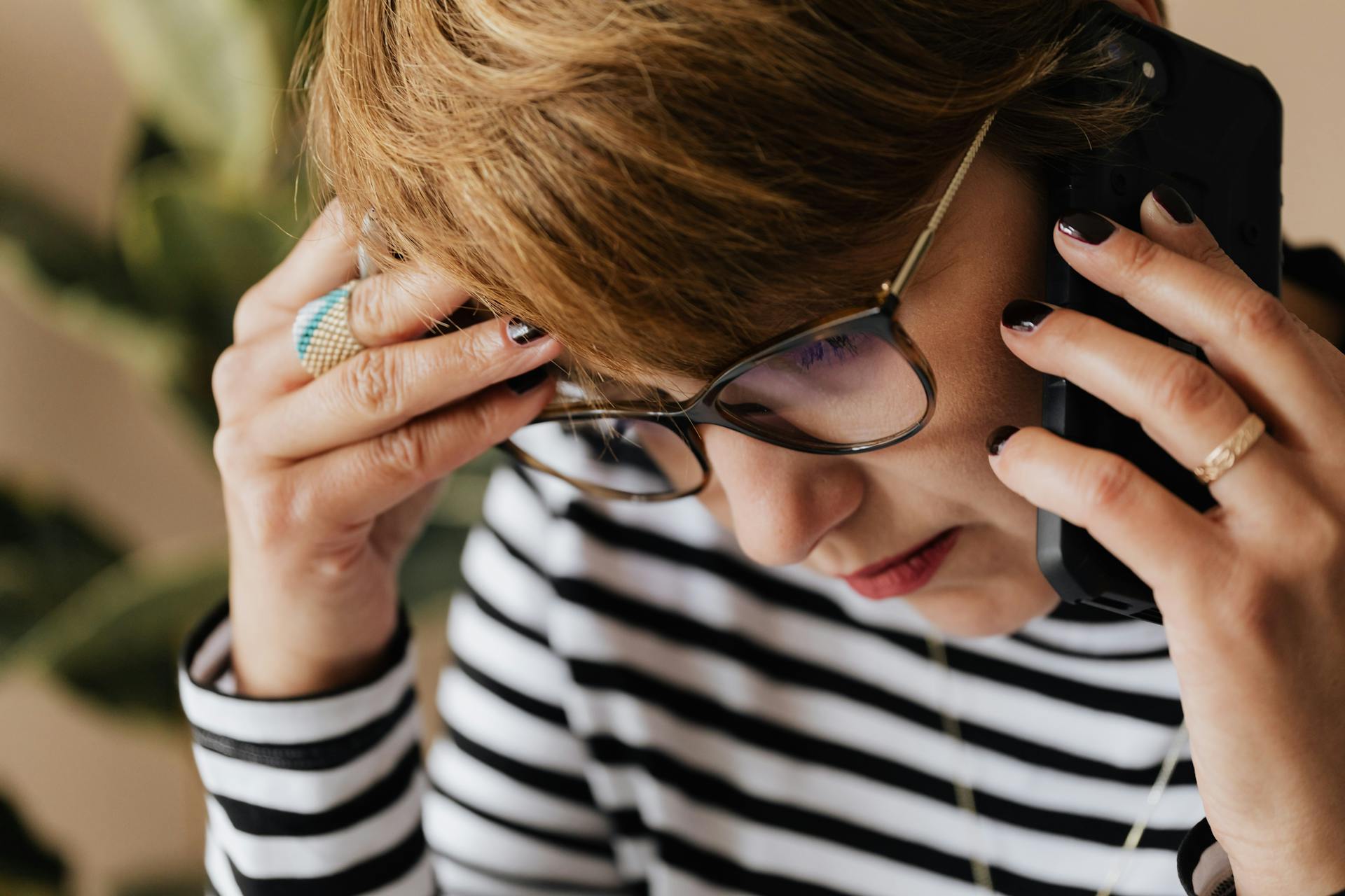 Una mujer haciendo una llamada telefónica | Fuente: Pexels