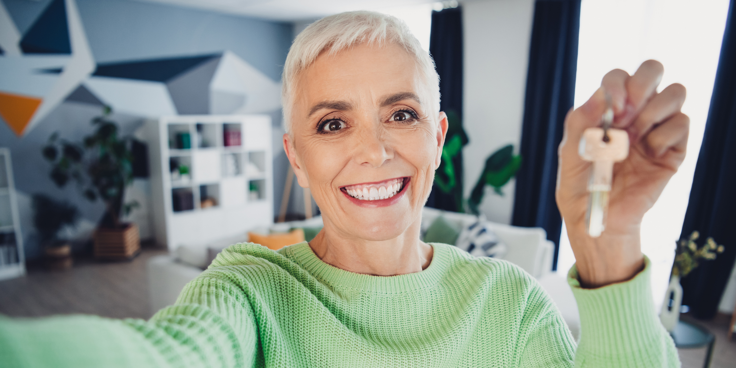 Una mujer con una llave en la mano | Fuente: Shutterstock