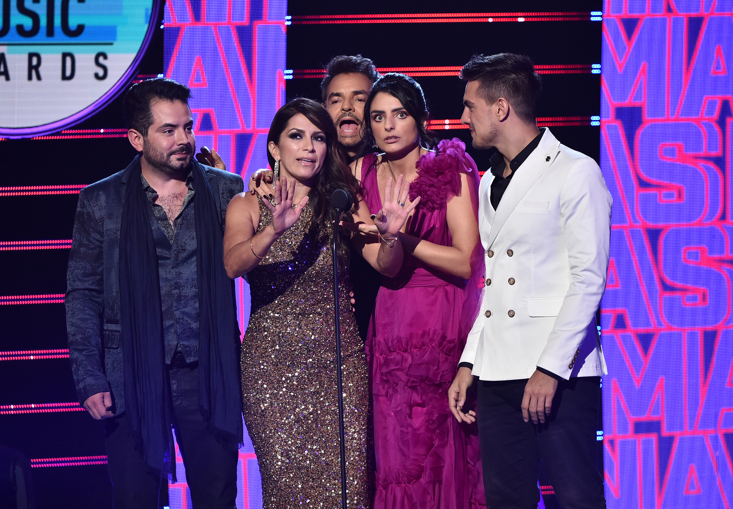 Alessandra Rosaldo, Eugenio Derbez y su familia hablan en el Dolby Theatre de Hollywood, California, el 17 de octubre de 2019 | Fuente: Getty Images