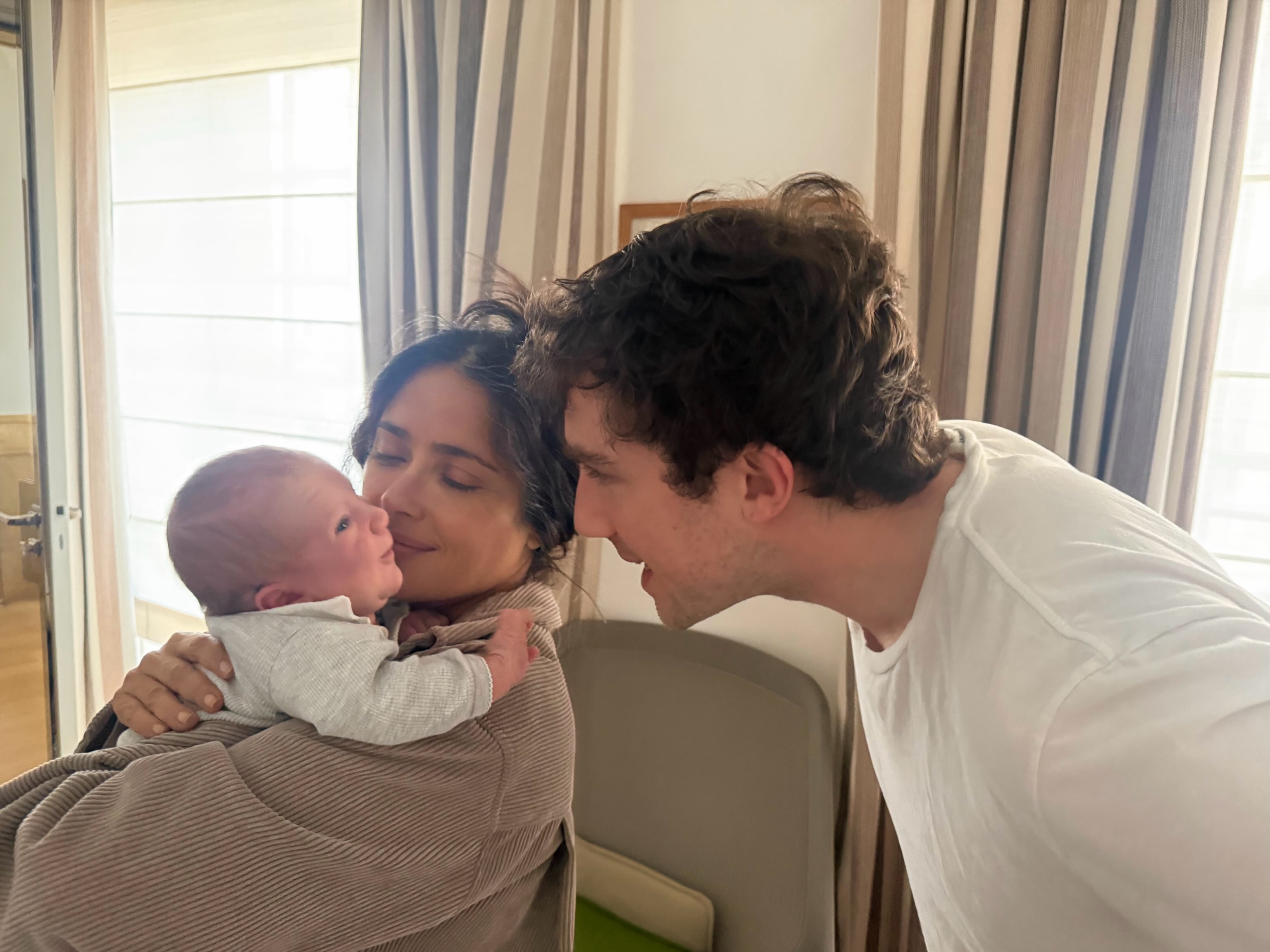 Cuatro días antes de la publicación de Hayek, Henckel von Donnersmarck compartió su propia galería de fotos en la que presentaba a su hijo al mundo. Entre las imágenes aparecía su padre, François Jr., observando la escena, así como una foto de Hayek con su nuevo nieto en brazos. | Fuente: Instagram/laracosima_pinault