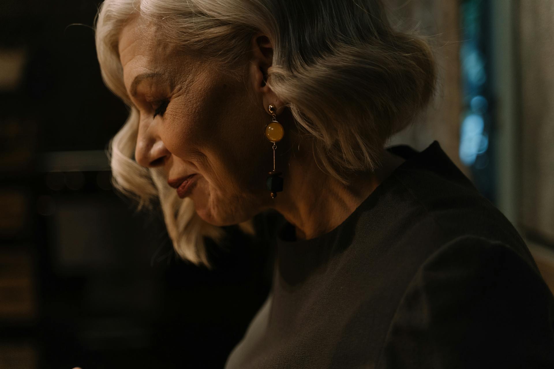 Vista de perfil de una mujer sonriendo | Fuente: Pexels