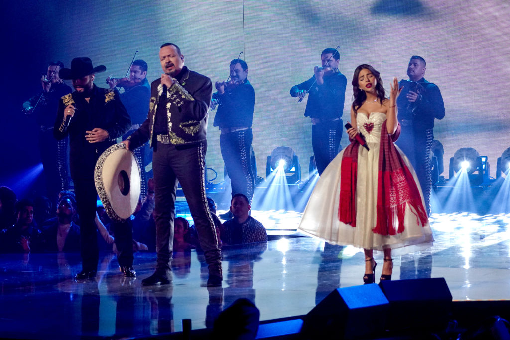Leonardo Aguilar, Pepe Aguilar y Ángela Aguilar durante su presentación en el escenario de la 37ª edición de Premio Lo Nuestro de Univision, en el Kaseya Center, el 20 de febrero de 2025 en Miami, Florida. | Foto: Getty Images