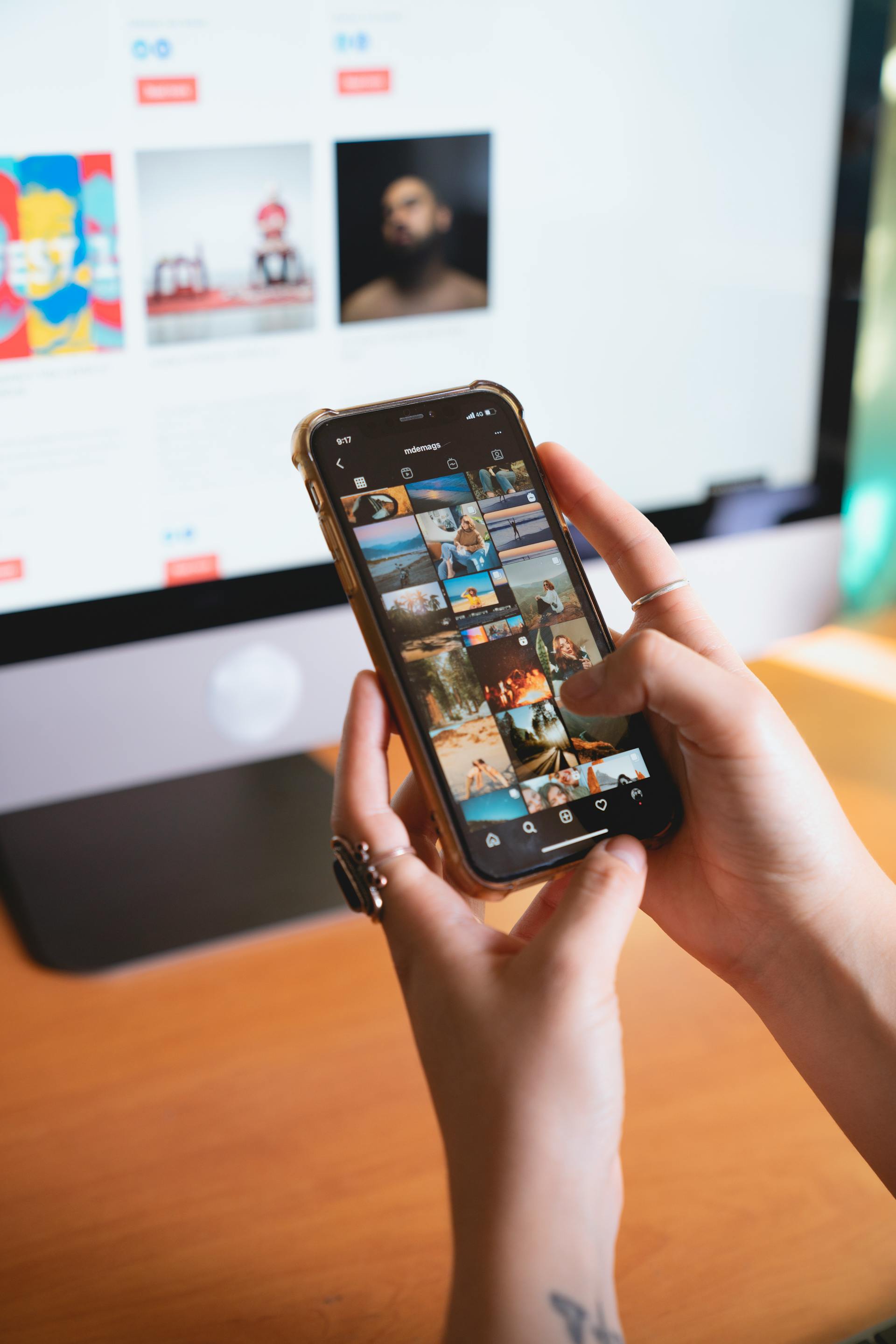 Alguien con un teléfono en la mano | Fuente: Pexels