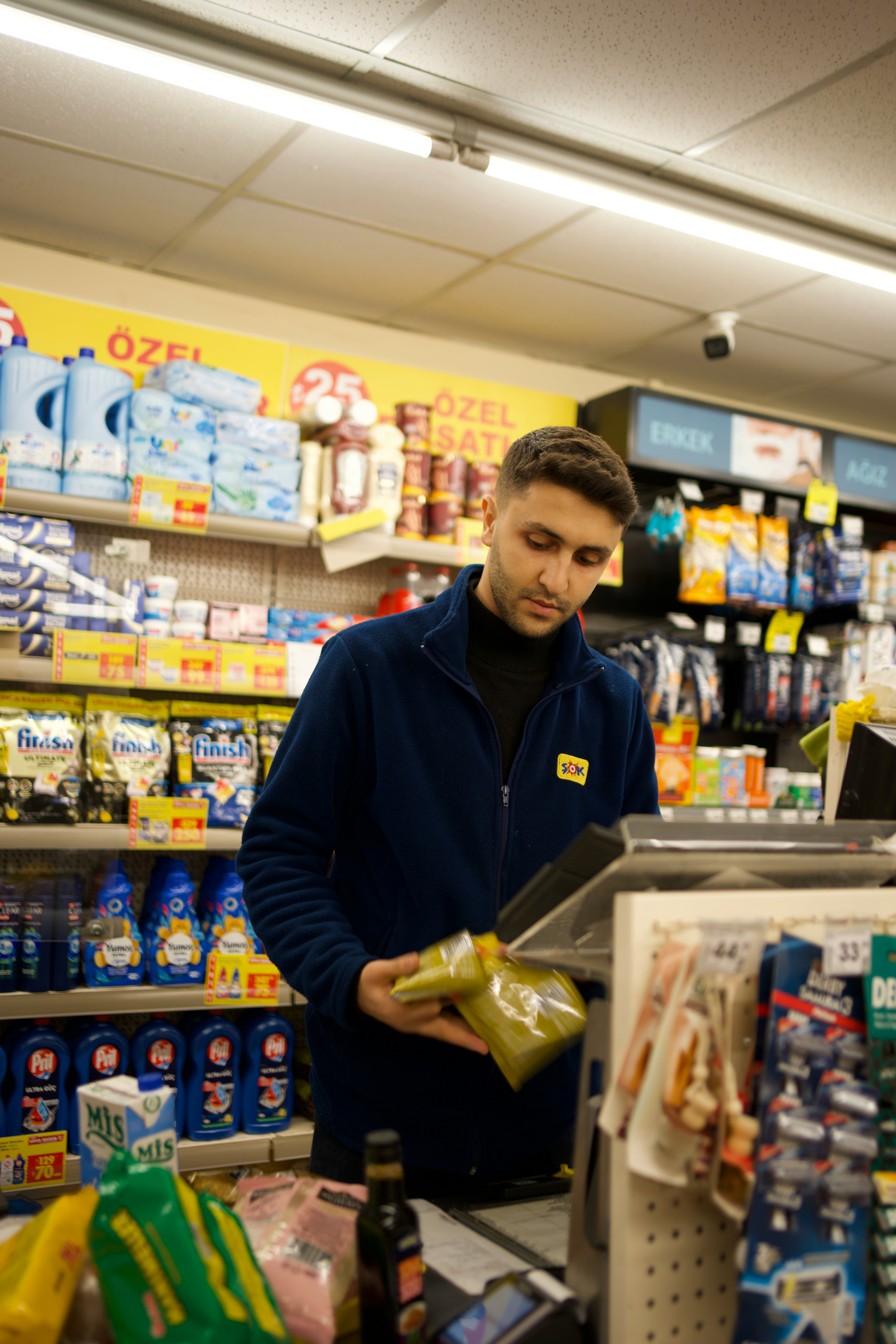 Un hombre comprobando artículos en una tienda de comestibles | Fuente: Unsplash