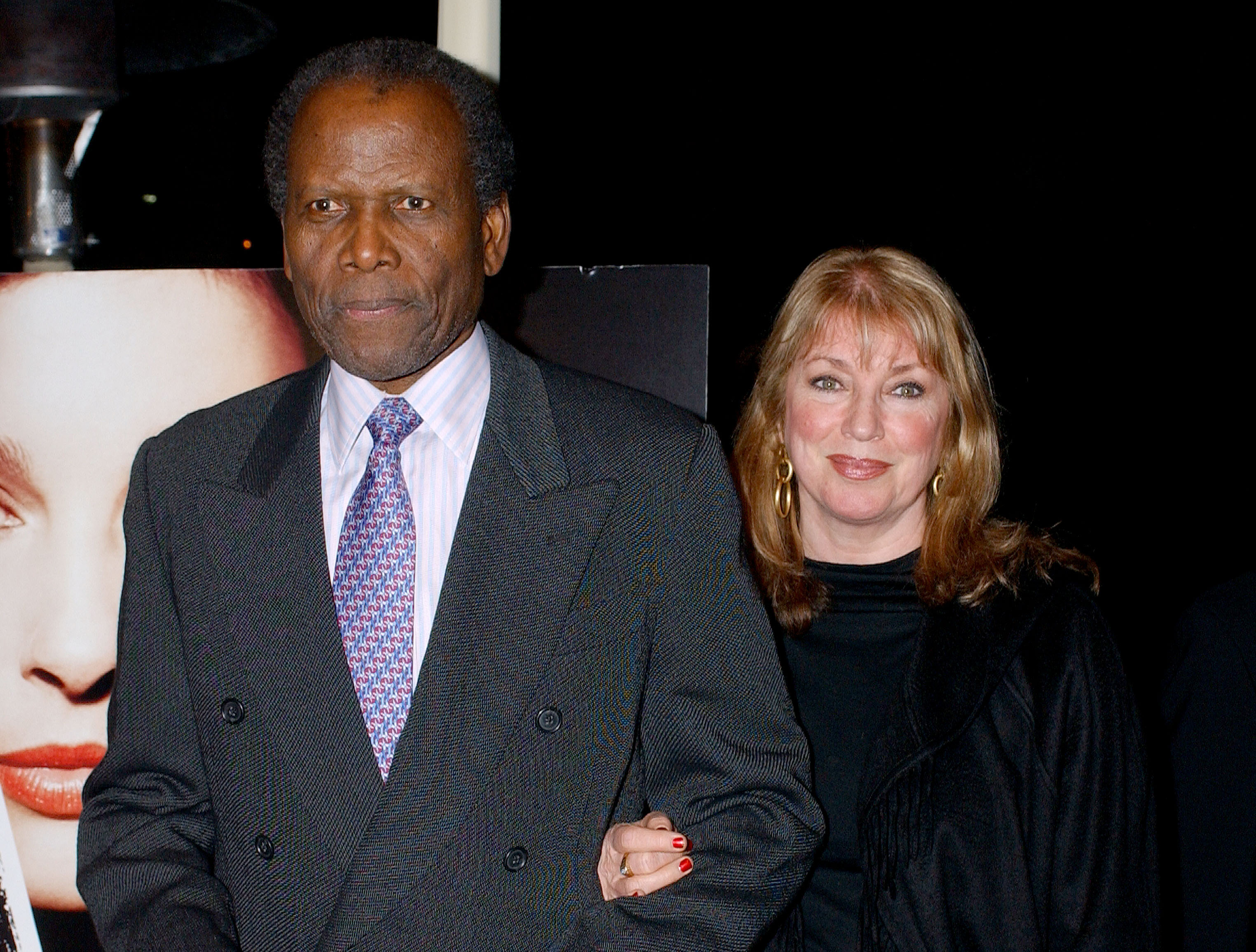 Sidney Poitier y Joanna Shimkus asisten al estreno de "Twisted", 2004 | Fuente: Getty Images