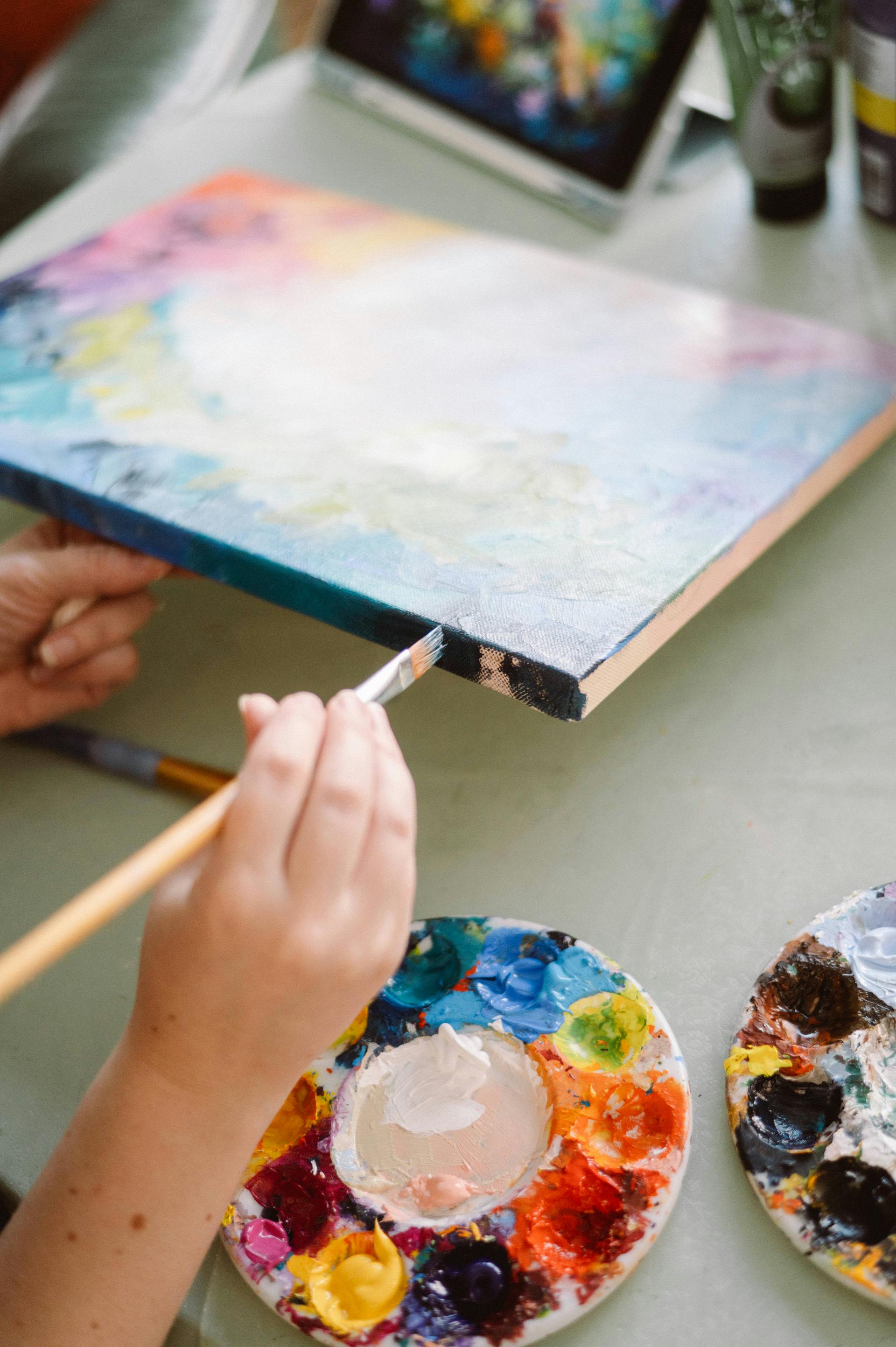 Un niño sujetando un pincel | Fuente: Pexels