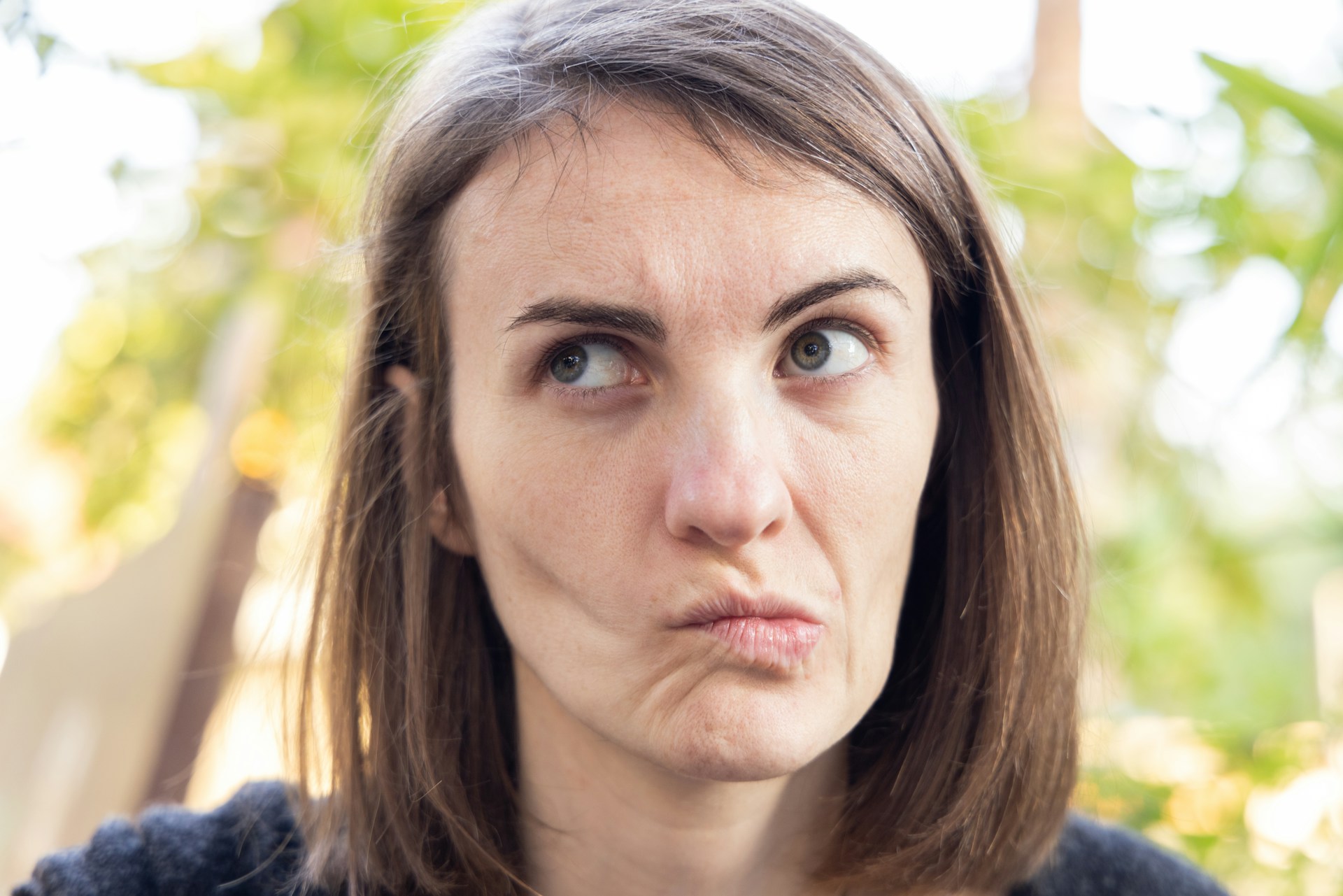 Una mujer haciendo una mueca | Fuente: Unsplash