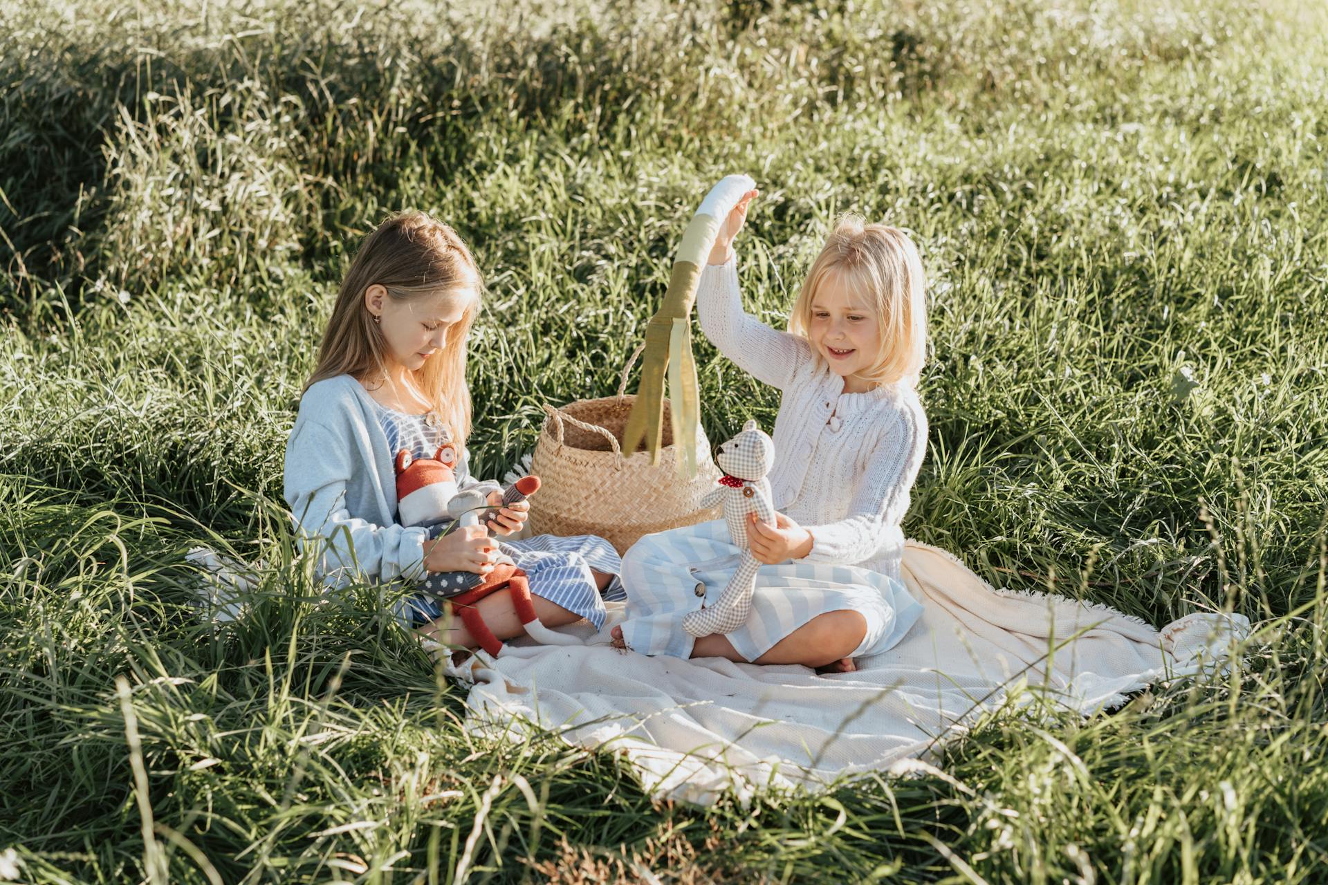 Dos niñas sentadas en un parque | Fuente: Pexels