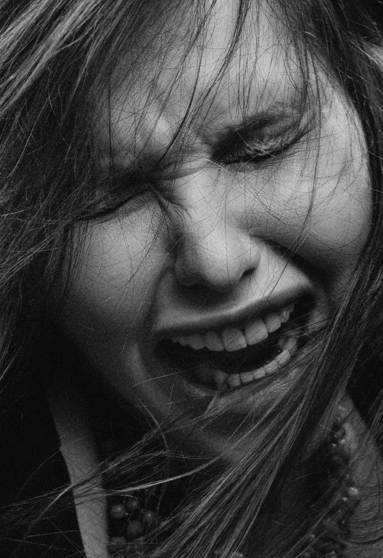 Una mujer angustiada gritando | Fuente: Pexels
