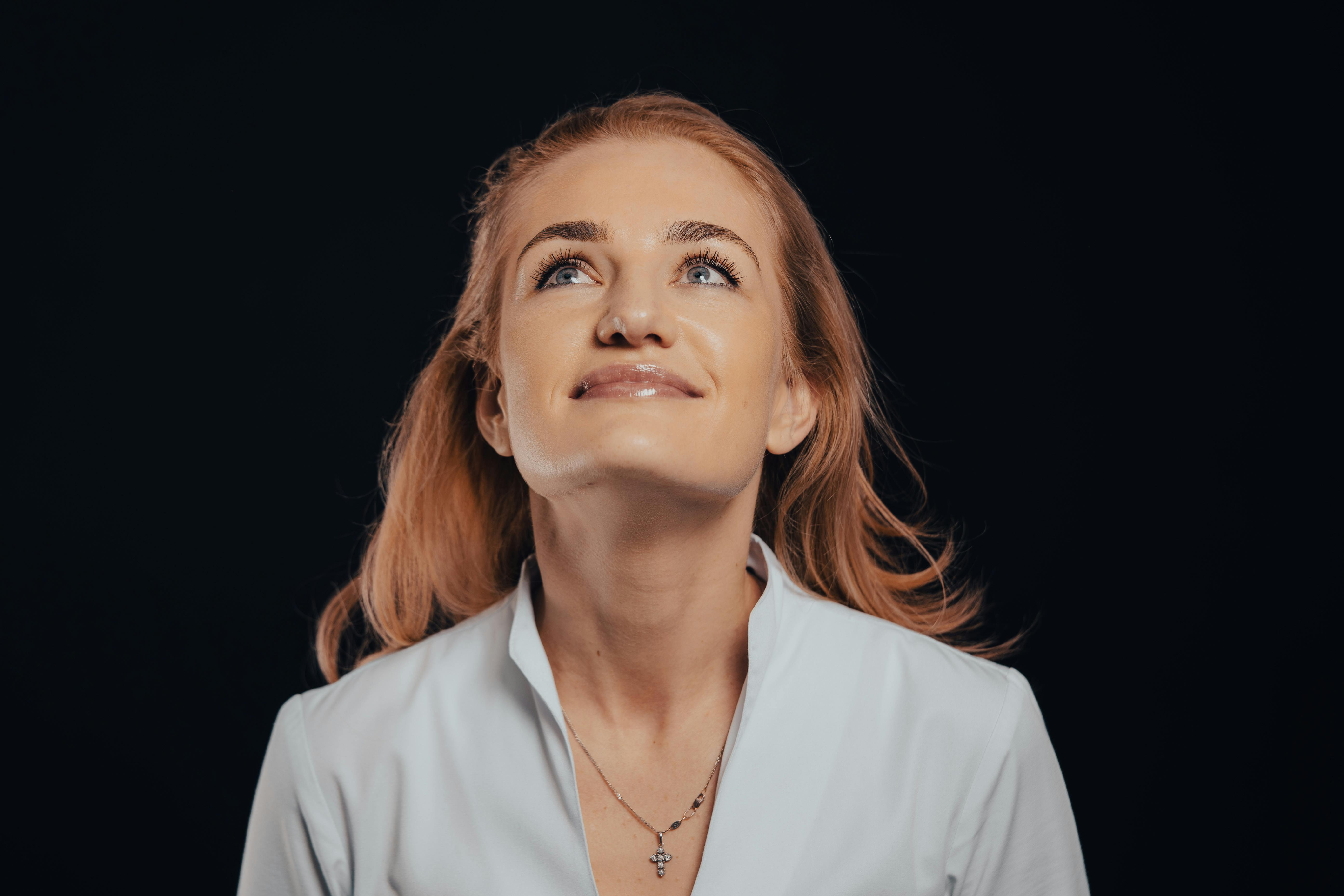 Una mujer sonriendo | Fuente: Pexels