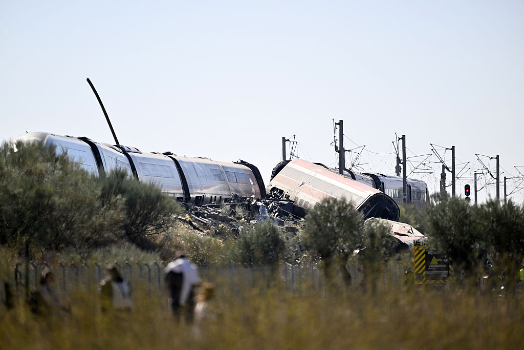 Equipos de emergencia trabajan en el lugar de una colisión en la que se vieron implicados dos trenes de alta velocidad, cerca de la estación de Urda, en la provincia de Toledo (España), el 28 de octubre de 2026. | Fuente: Getty Images