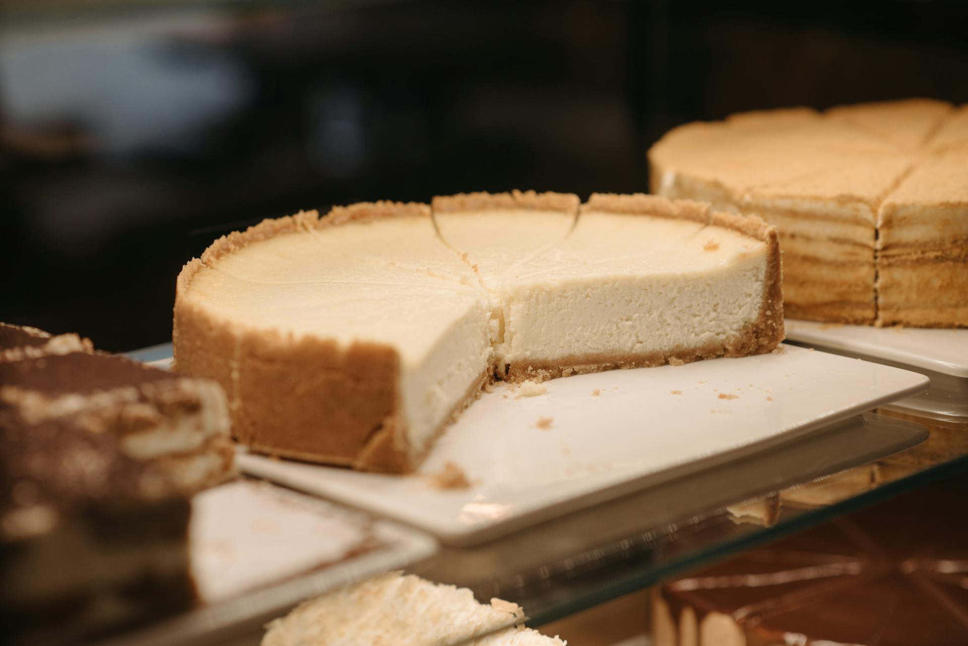 Pasteles expuestos en un estante de cristal | Fuente: Pexels