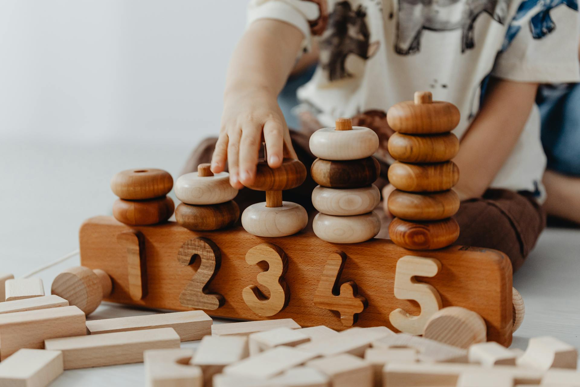 Un niño pequeño jugando con bloques de construcción | Fuente: Pexels