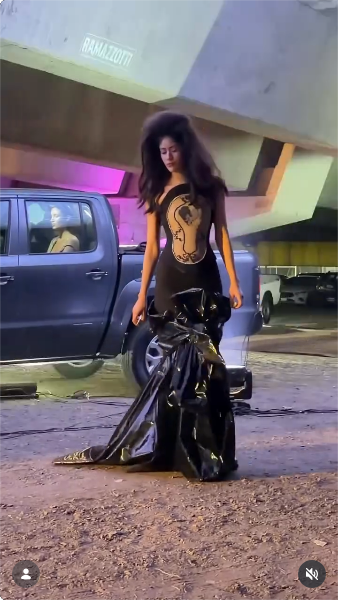 Modelos mostrando sus atuendos en la pasarela del desfile de Esquina Esquina | Fuente: Instagram/flordelave