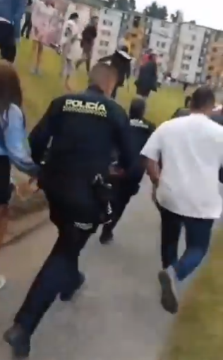 Funcionarios policias tuvieron que controlar a los vecinos que se enfurecieron por el crimen cometido por Silvana Torres. | Fuente: X/@burbujapolitica.