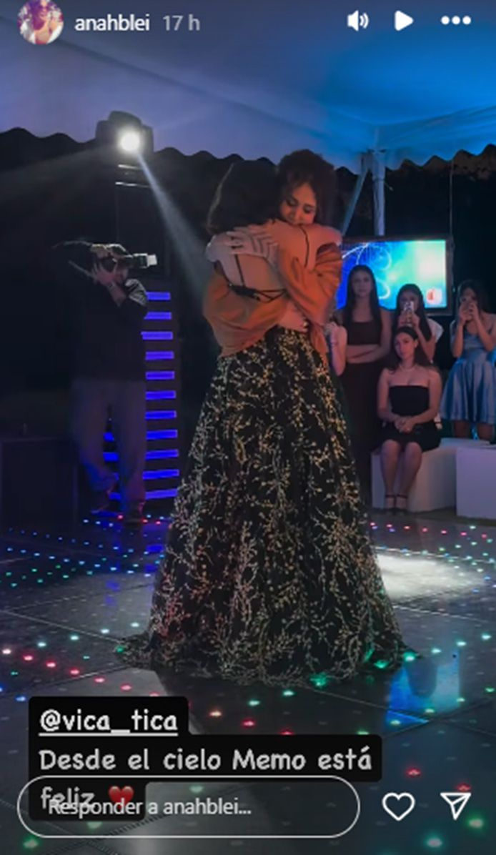 Coral, hija menor de Vica Andrade y Memo Del Bosque, junto a su madre en la pista de baile durante sus 15 años | Fuente: Instagram Stories/anahblei