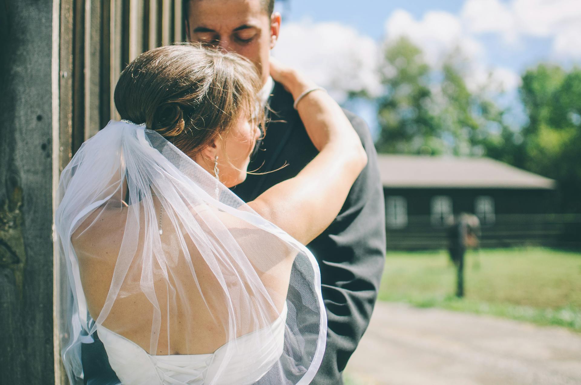 Una pareja posando para las fotos de su boda | Fuente: Pexels