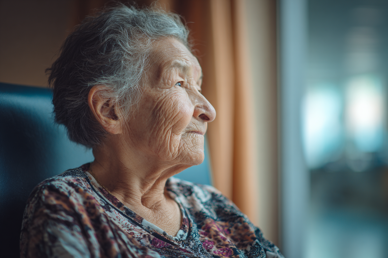 Una mujer mayor sentada en la sala de espera de un hospital | Fuente: Midjourney