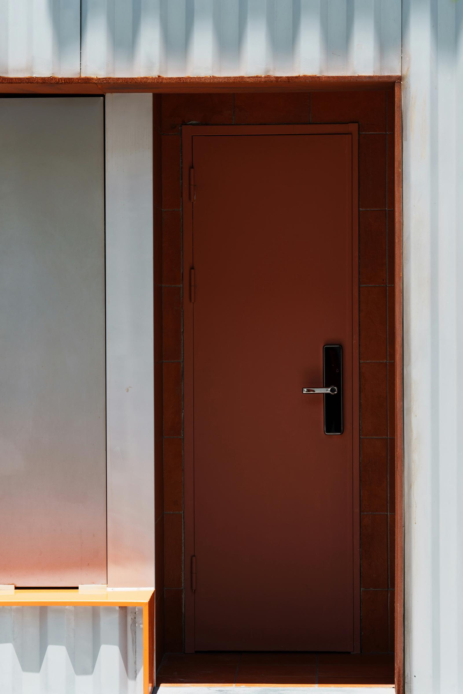 Una puerta cerrada | Fuente: Pexels