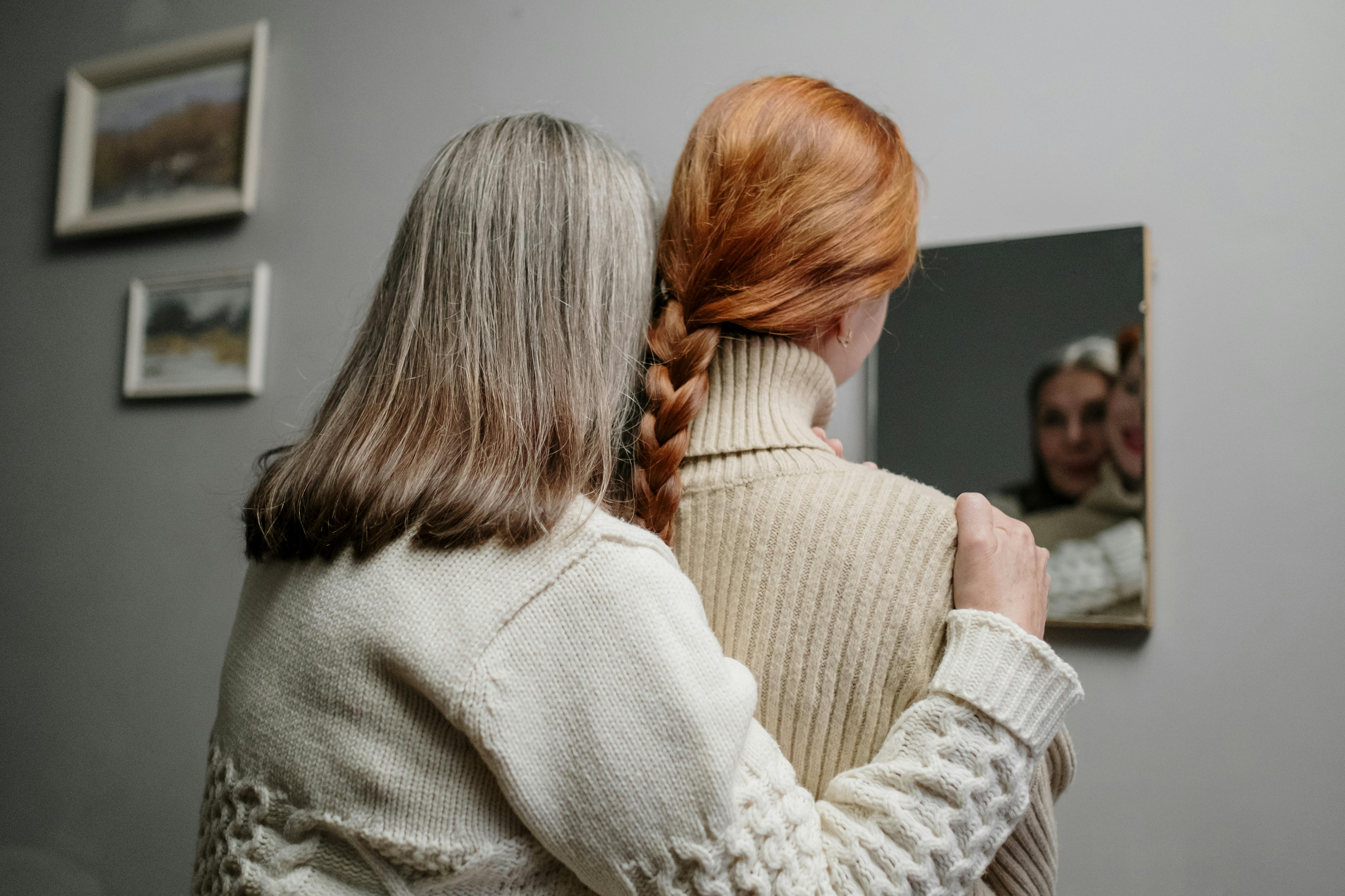 Una madre y su hija abrazándose | Fuente: Pexels