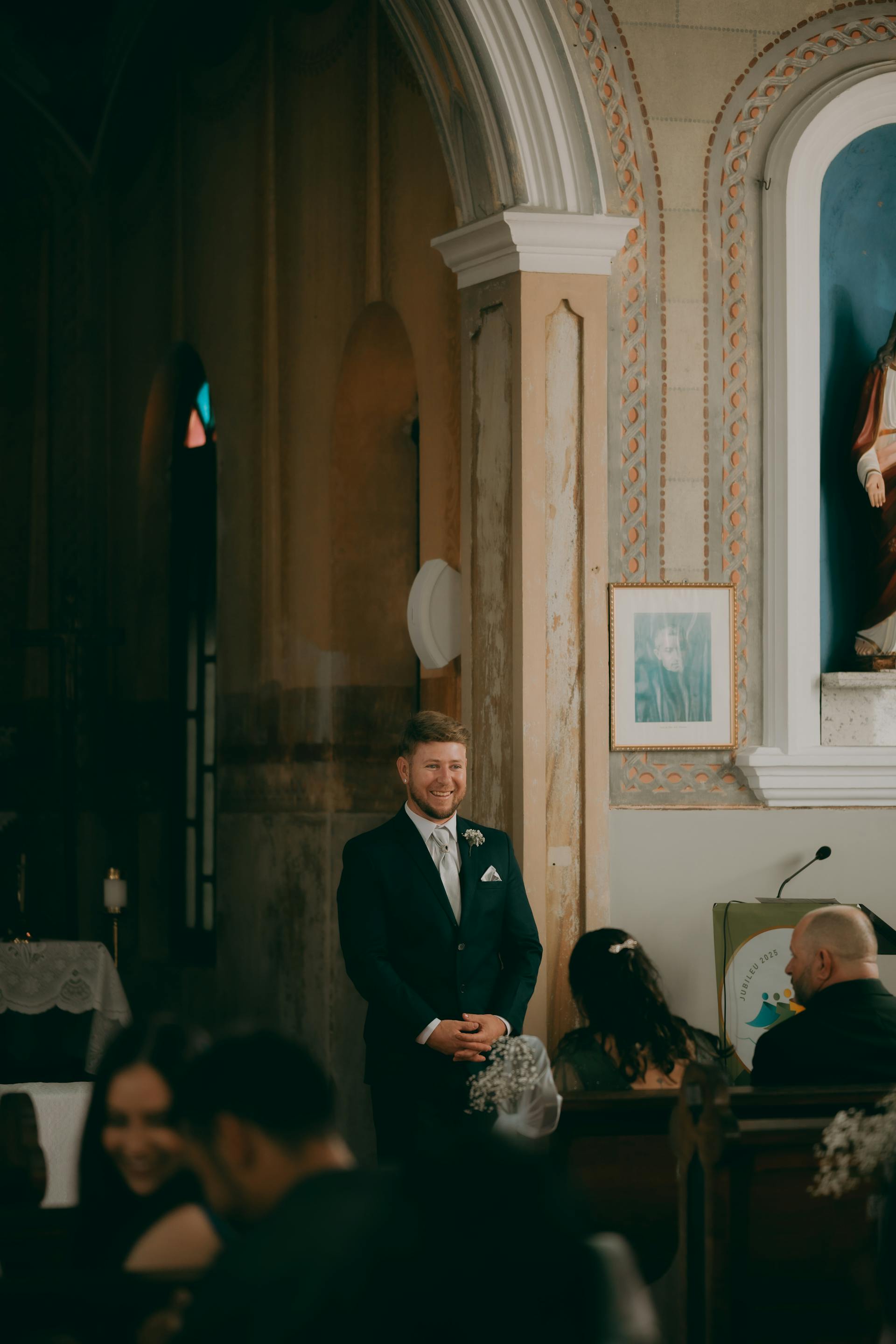 Un novio espera a la novia en el altar | Fuente: Pexels